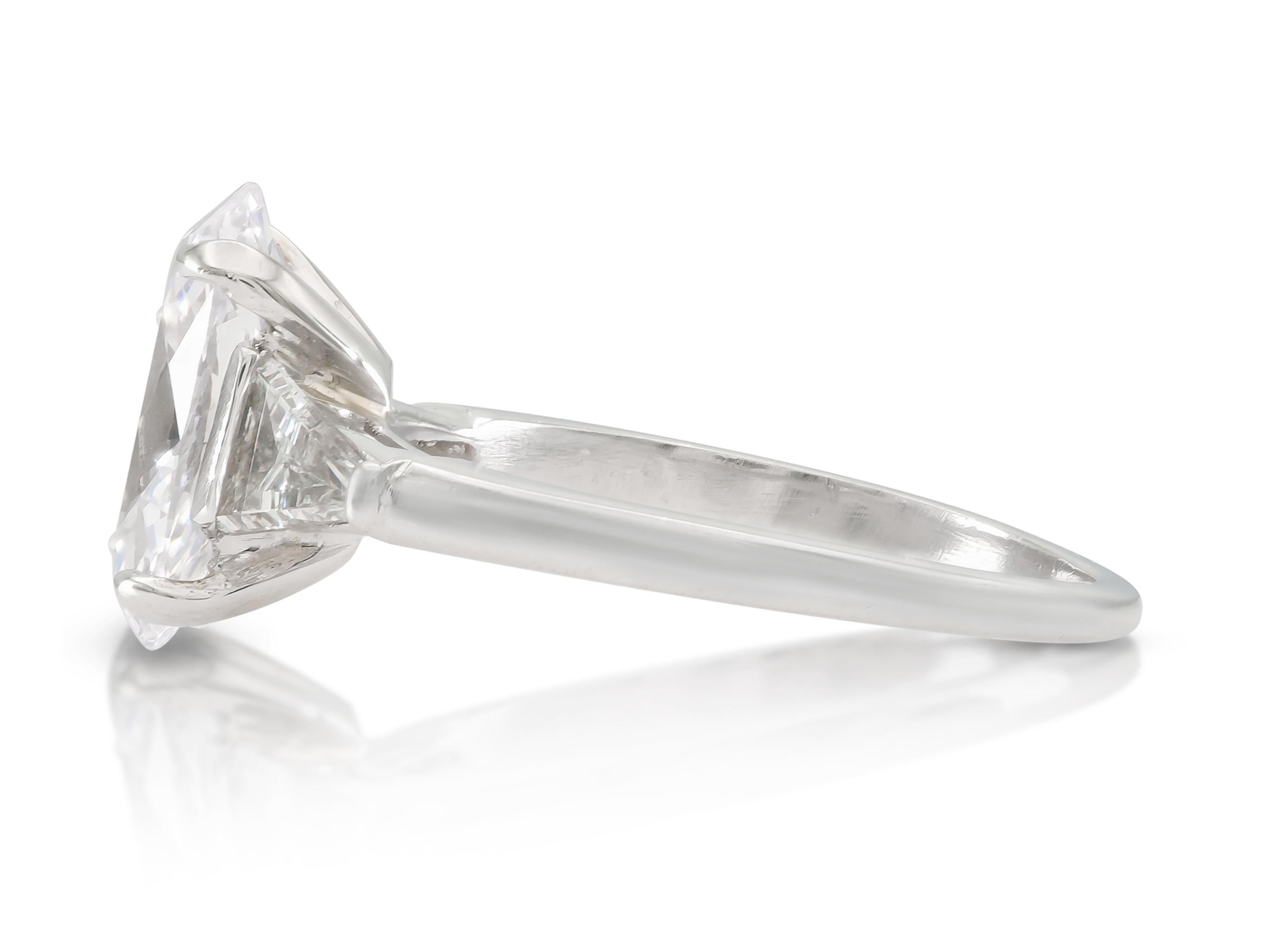 1.83 Carat Oval Cut Diamond Engagement Ring In Good Condition For Sale In New York, NY