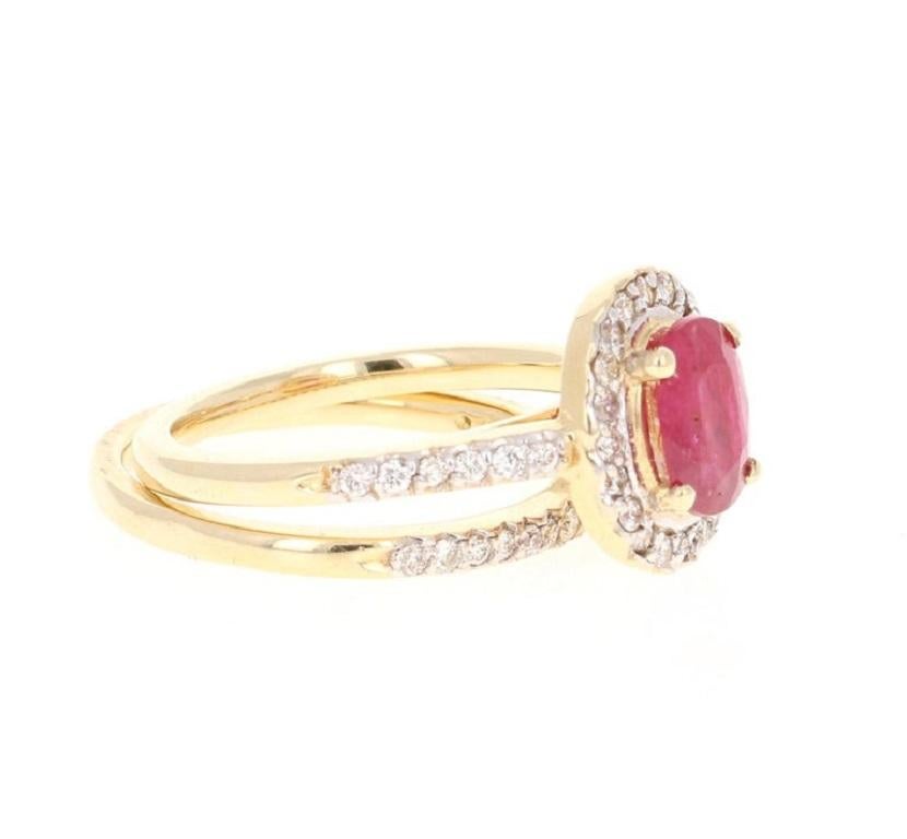Einfach schöner Rubin-Diamant-Ring mit einem Rubin im Ovalschliff von 1,33 Karat, der von 53 Diamanten im Rundschliff mit einem Gewicht von 0,50 Karat umgeben ist. Das Gesamtkaratgewicht des Rings beträgt 1,83 Karat. 

Der Ring ist aus 14 Karat