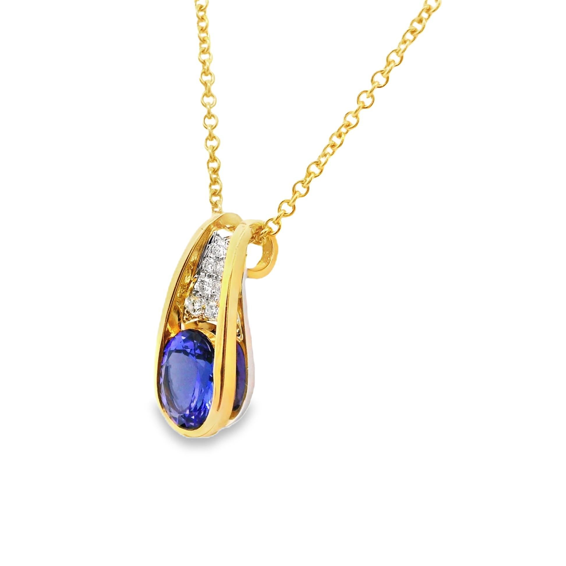 Questa squisita collana con ciondolo mette in mostra una splendida tanzanite dal taglio ovale di 1,83 carati, che irradia una profonda tonalità di blu. Il ciondolo è elegantemente realizzato in oro giallo 18 carati, accentuato da un'elegante