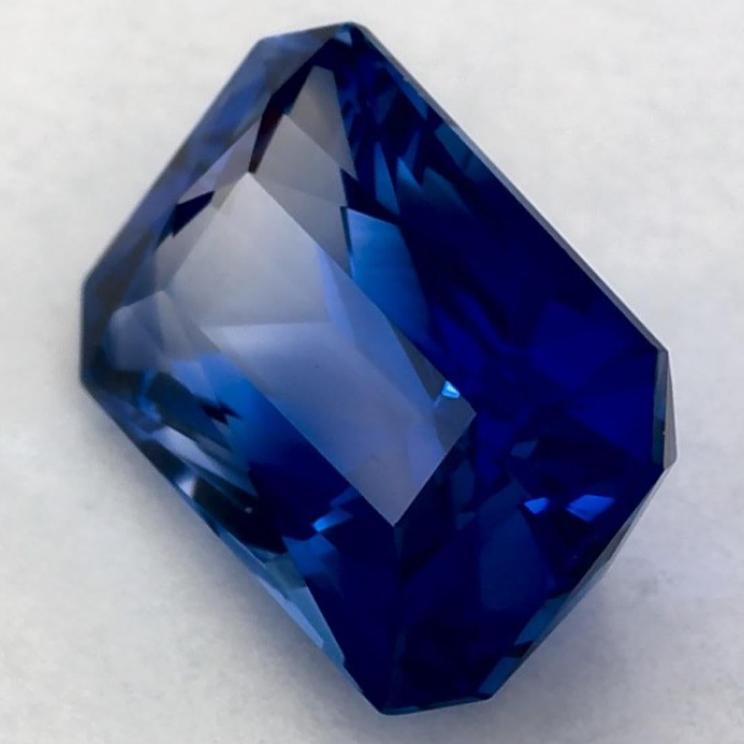 Questo zaffiro blu naturale offre eleganza e raffinatezza. Con la sua ricca saturazione del colore e il taglio preciso, è il centro perfetto per un anello di fidanzamento o un design di gioielli di lusso.

Questo zaffiro proviene dallo Sri Lanka