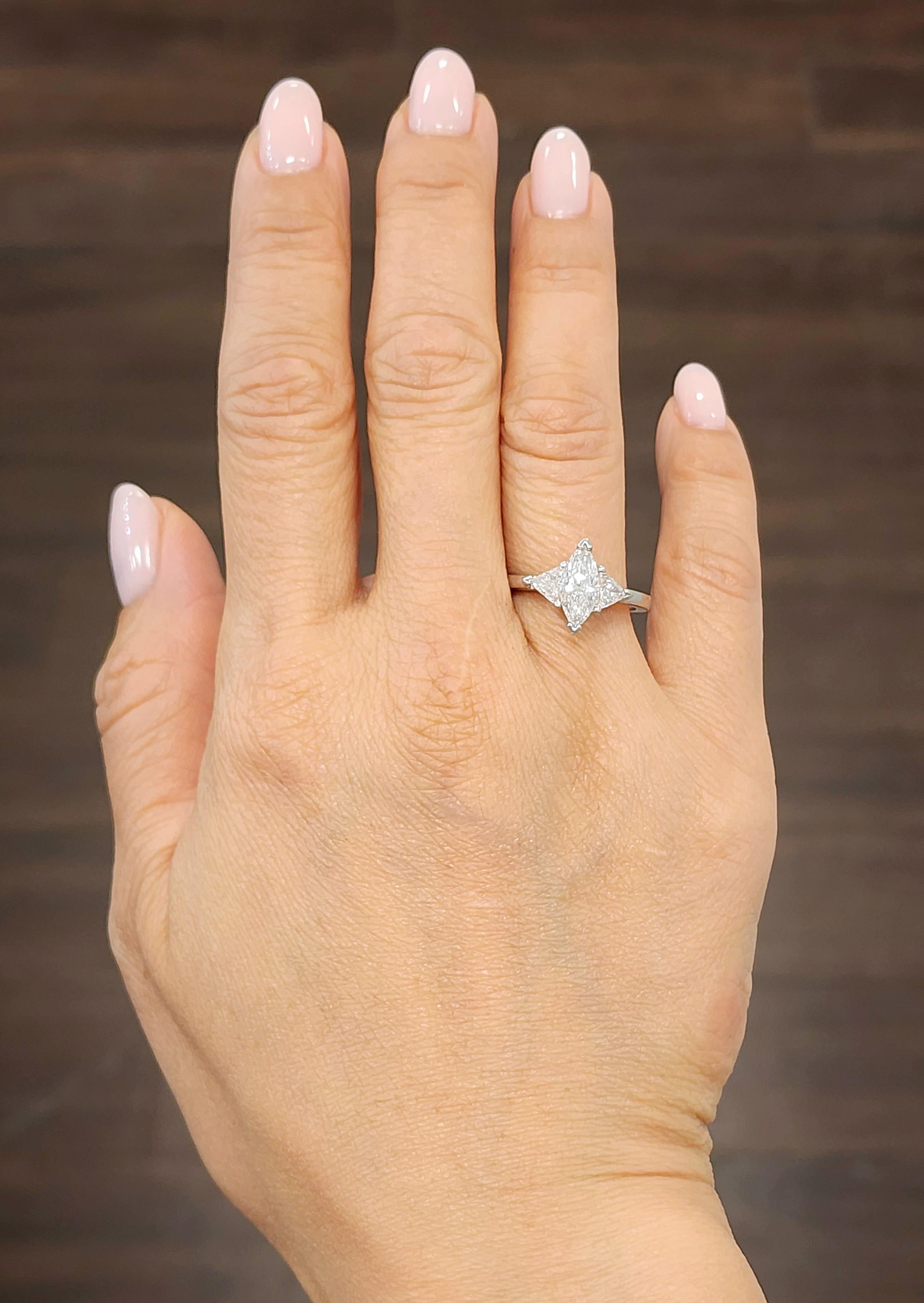 Este impresionante anillo de diamantes marquesa de platino pesa 1,83 ct. La marquesa es de color F y claridad SI2, también está certificada por EGL. El anillo también presenta 2 trillones, uno a cada lado del hermoso diamante marquesa de 0,63 ct.