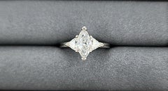 Anello con diamante marquise certificato EGL da 1,83 carati