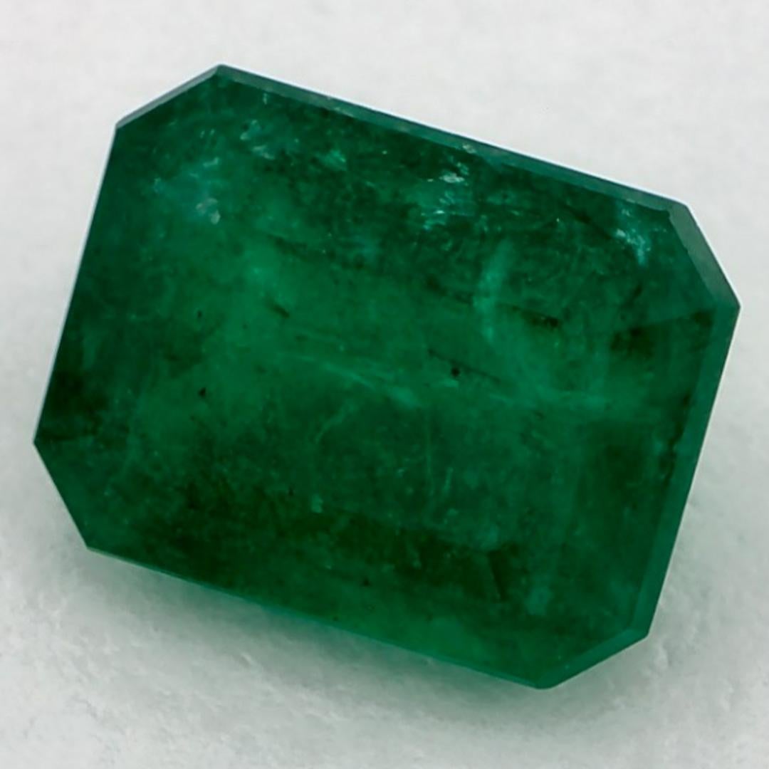 Con una vibrante tonalità di colore verde, la pietra natale di maggio è un simbolo della rinnovata crescita primaverile. 

Esplora la vivace collezione di smeraldi, rubini e zaffiri nel nostro negozio, disponibili come gemme sciolte e abbinabili