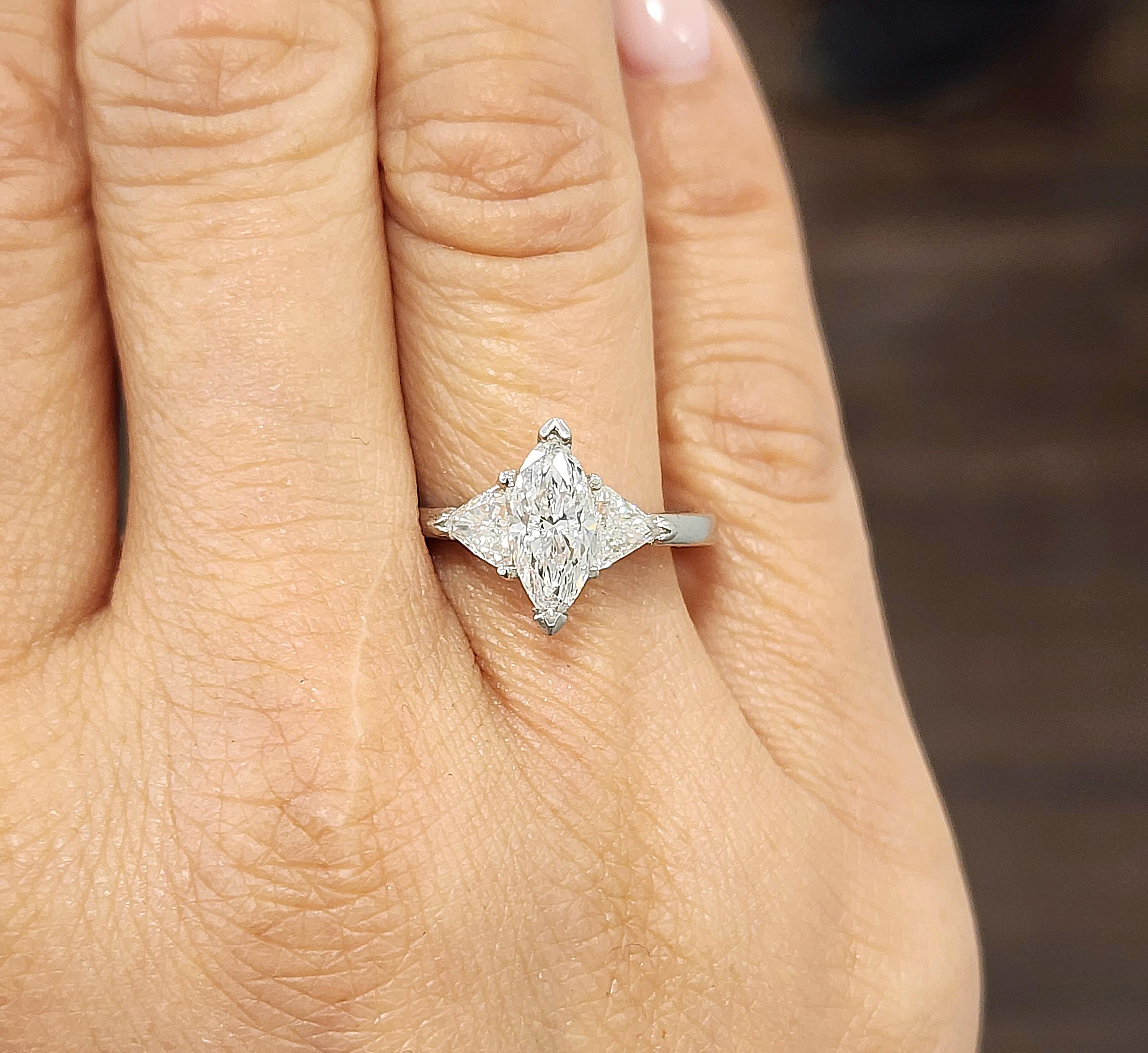 Questo splendido anello con diamante marquise in platino pesa 1,83 ct. Il marquise ha un colore F e una purezza SI2 ed è certificato EGL. L'anello presenta anche due trilioni, uno su ciascun lato del bellissimo diamante marquise da 0,63 carati. I
