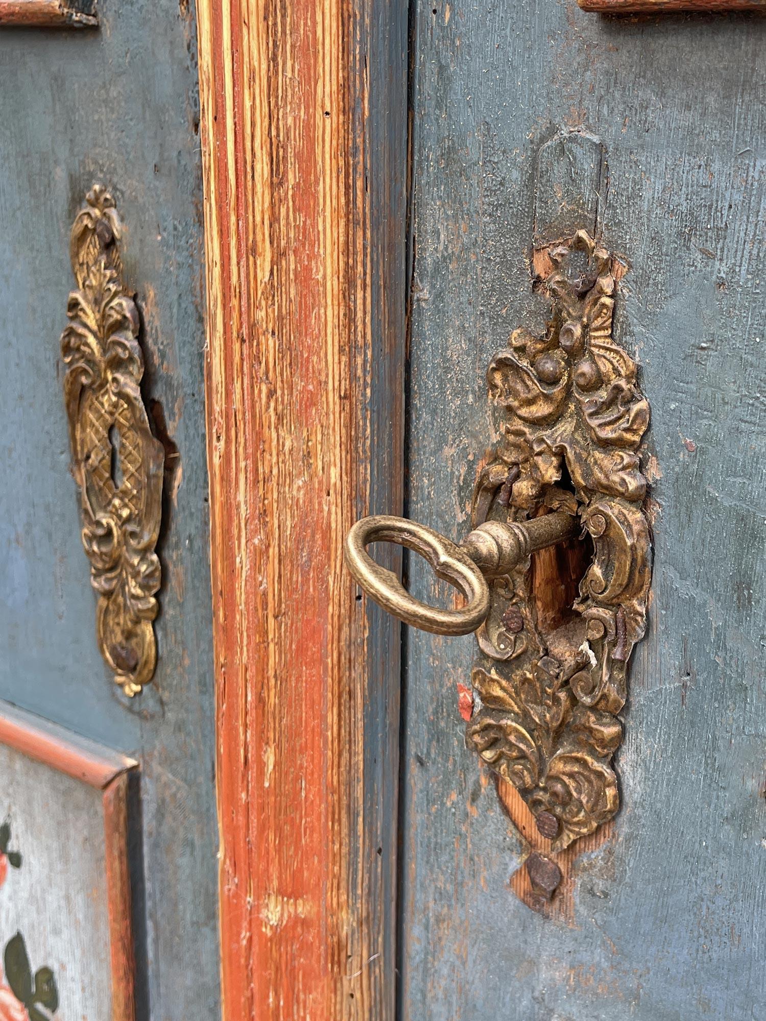 1830 Blu Floral Painted Cabinet 2