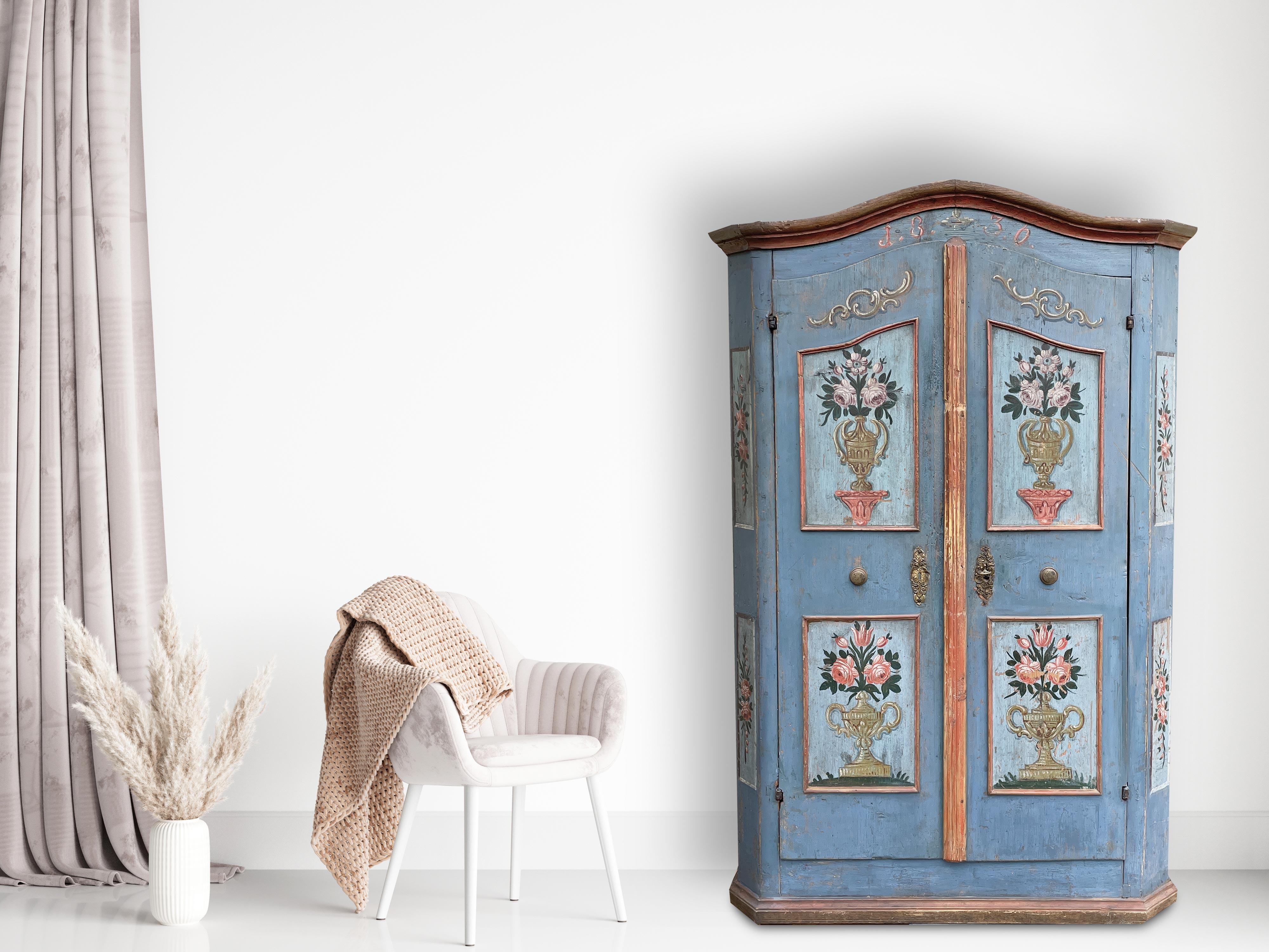 Néoclassique Armoire peinte à motifs floraux Blu 1830
