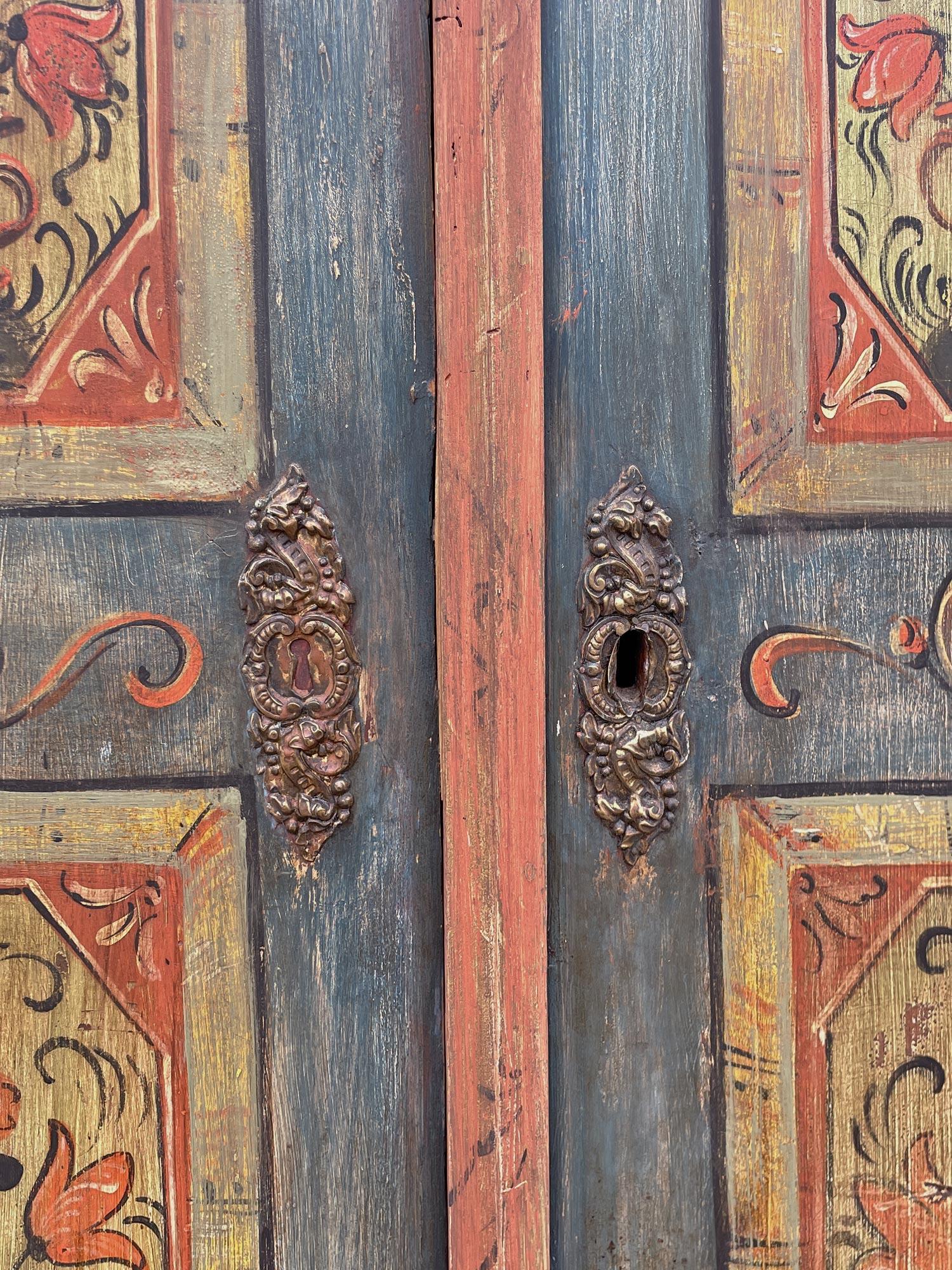 Armoire de cabine à deux portes peinte en bleu 1830 et à motifs floraux 4