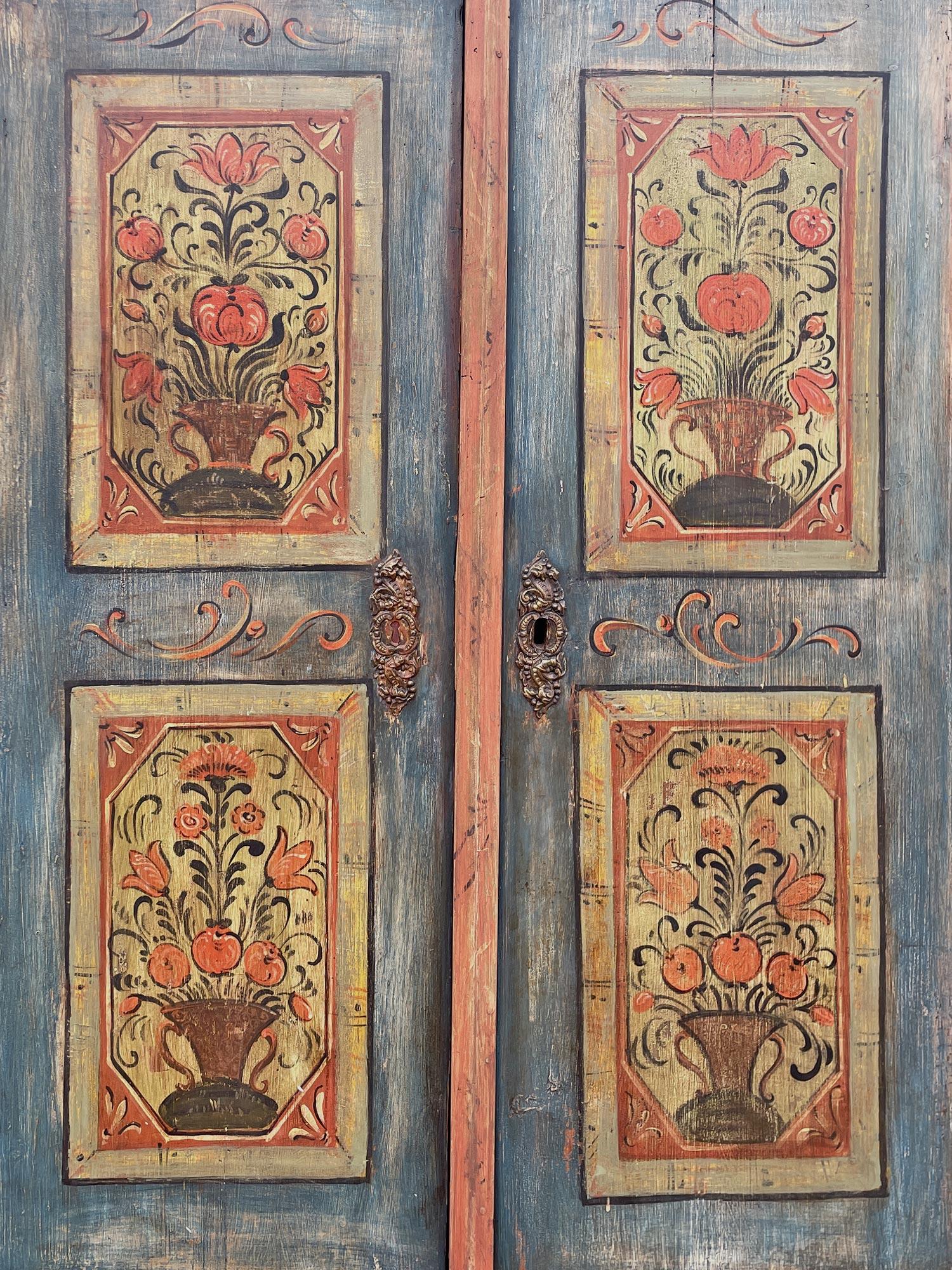 Armoire de cabine à deux portes peinte en bleu 1830 et à motifs floraux 5