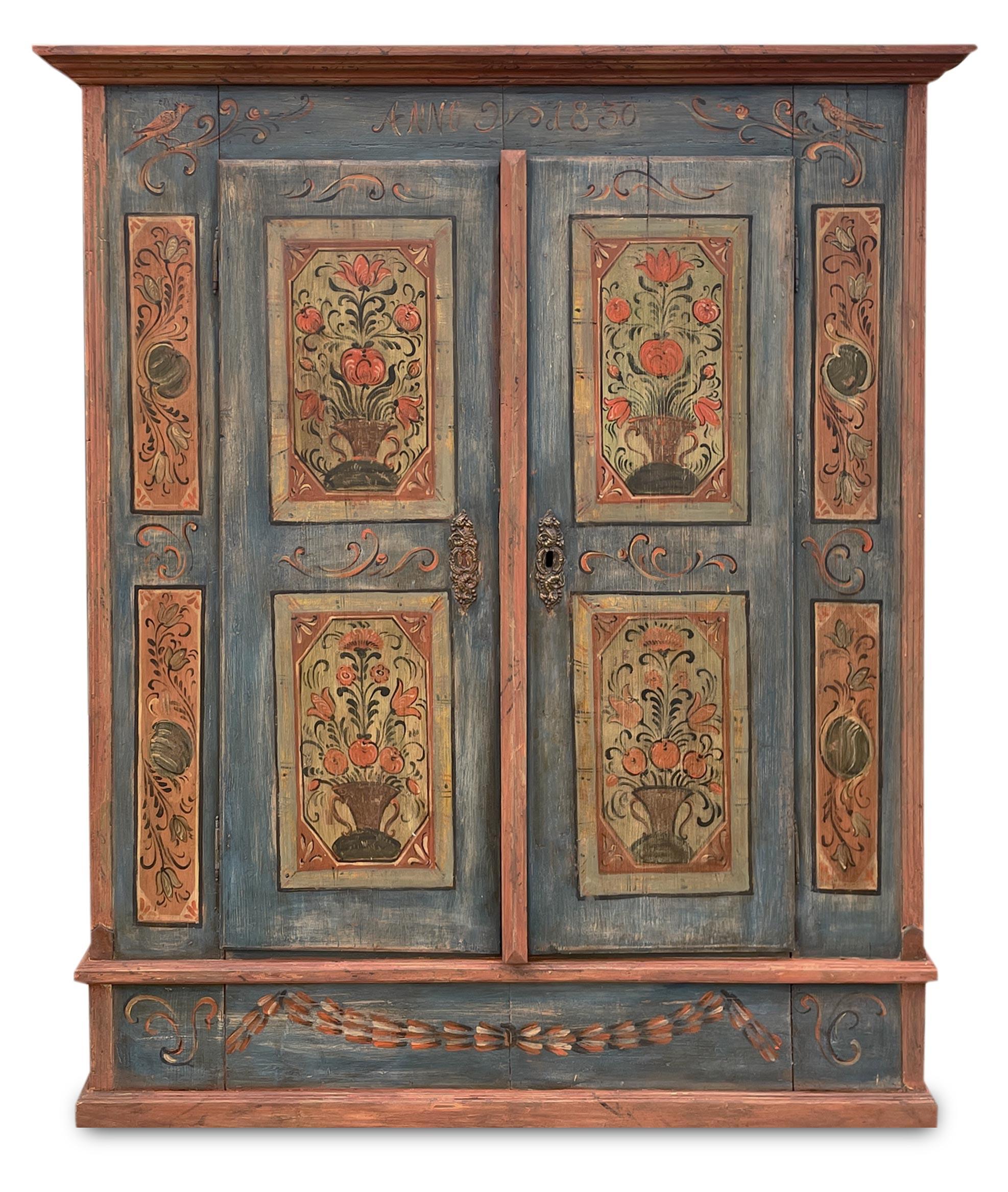 Autrichien Armoire de cabine à deux portes peinte en bleu 1830 et à motifs floraux