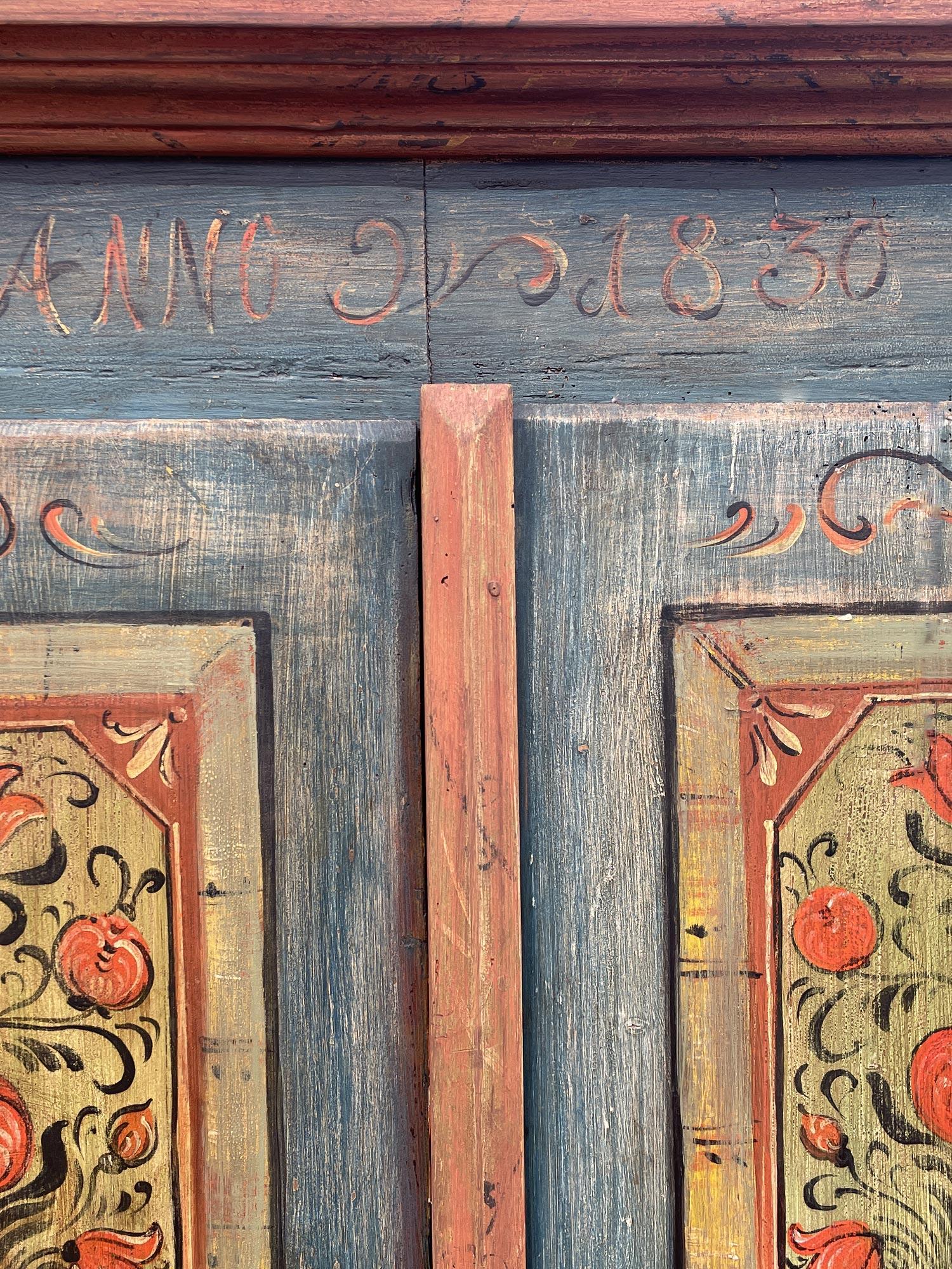Sapin Armoire de cabine à deux portes peinte en bleu 1830 et à motifs floraux