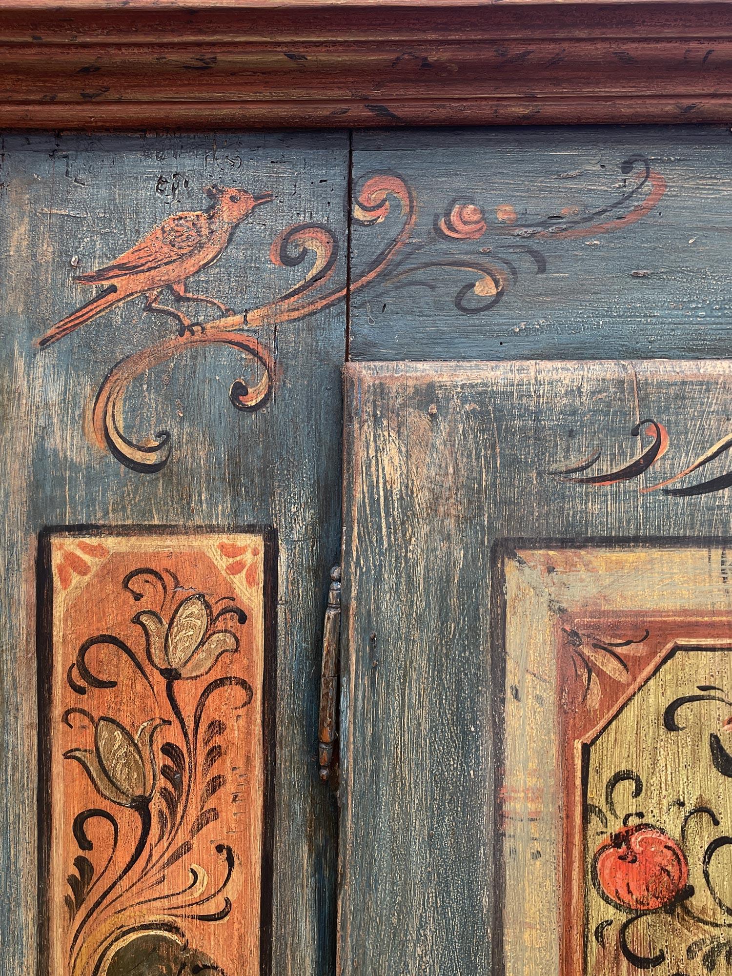 Armoire de cabine à deux portes peinte en bleu 1830 et à motifs floraux 1