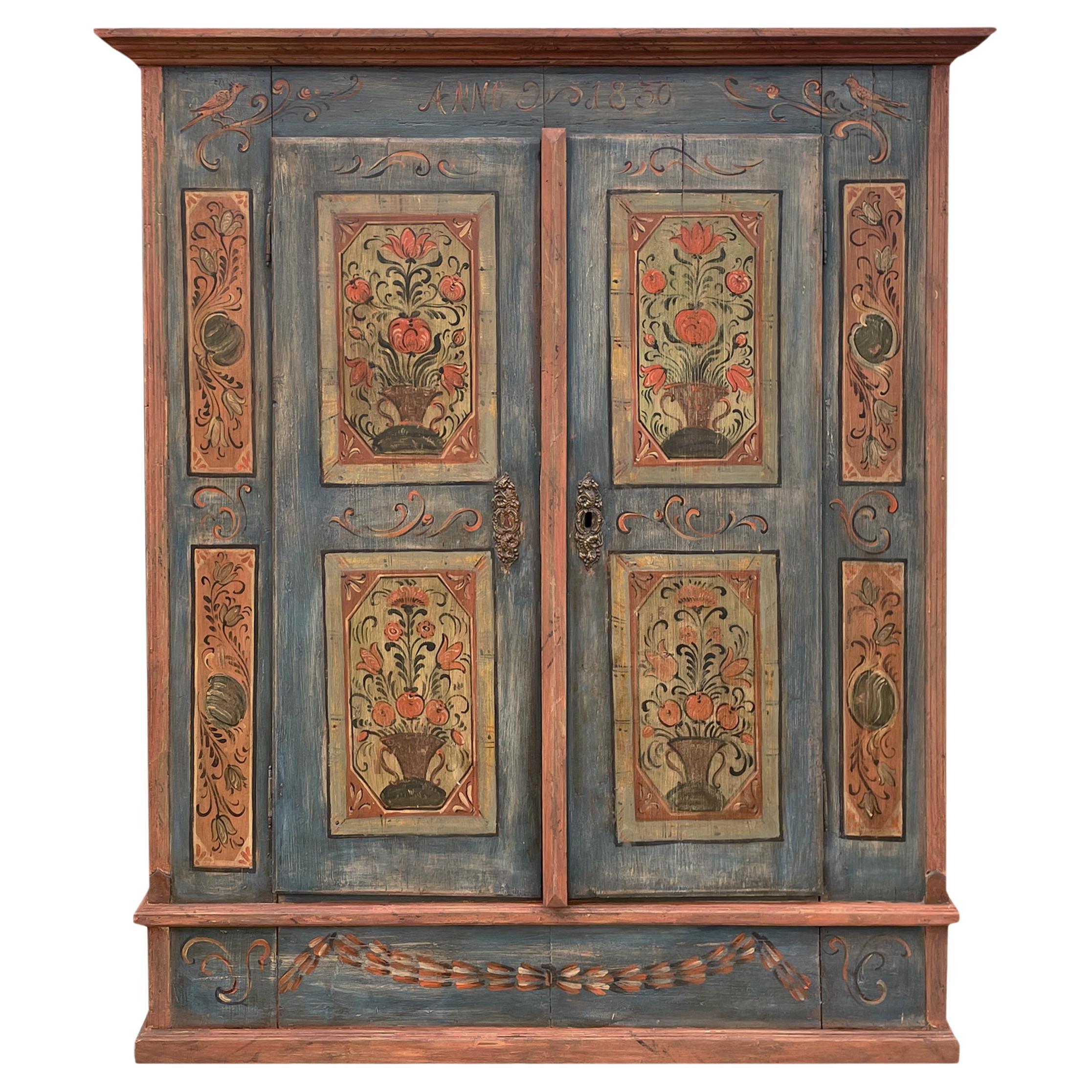 Armoire de cabine à deux portes peinte en bleu 1830 et à motifs floraux