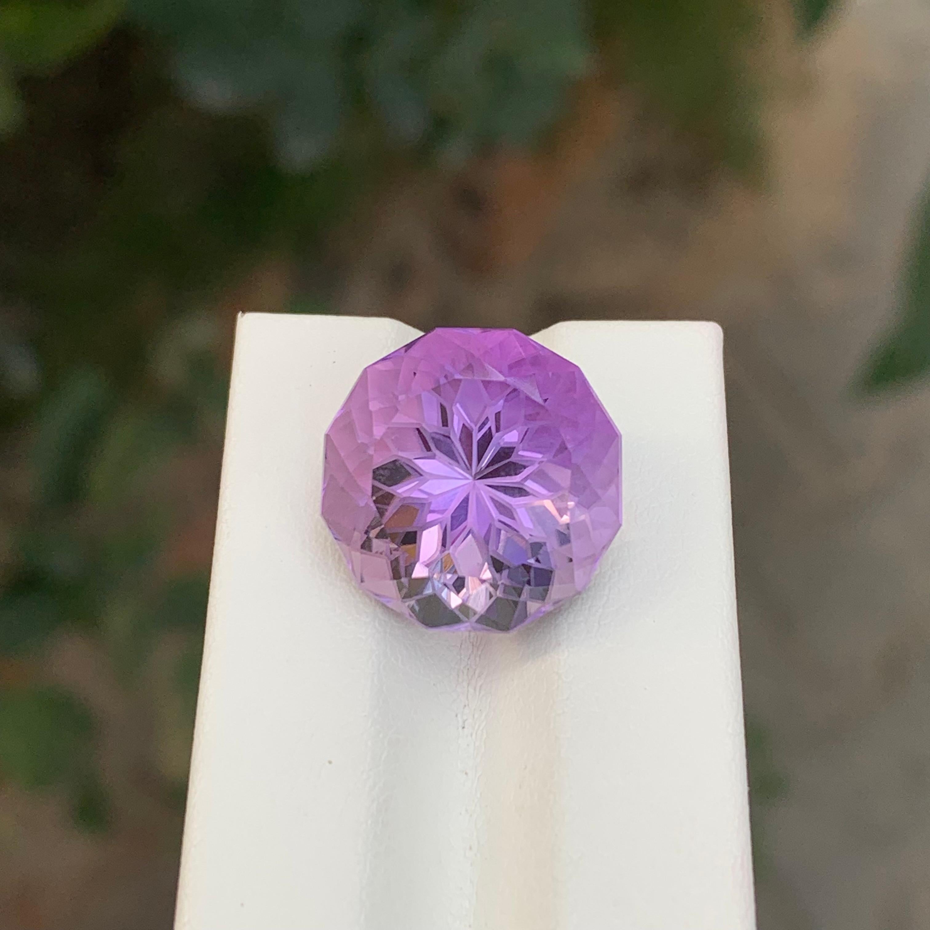Stein: Amethyst
Gewicht : 18,30 Karat
Abmessung: 16,5 x 16,5 x 12,9 mm
Herkunft: Brasilien
Die Form: Rund 
Farbe: Lila
Behandlung: Nicht
Zertifikat: Auf Kundenwunsch

Der Amethyst, eine atemberaubende violette Quarzsorte, ist nicht nur für seine