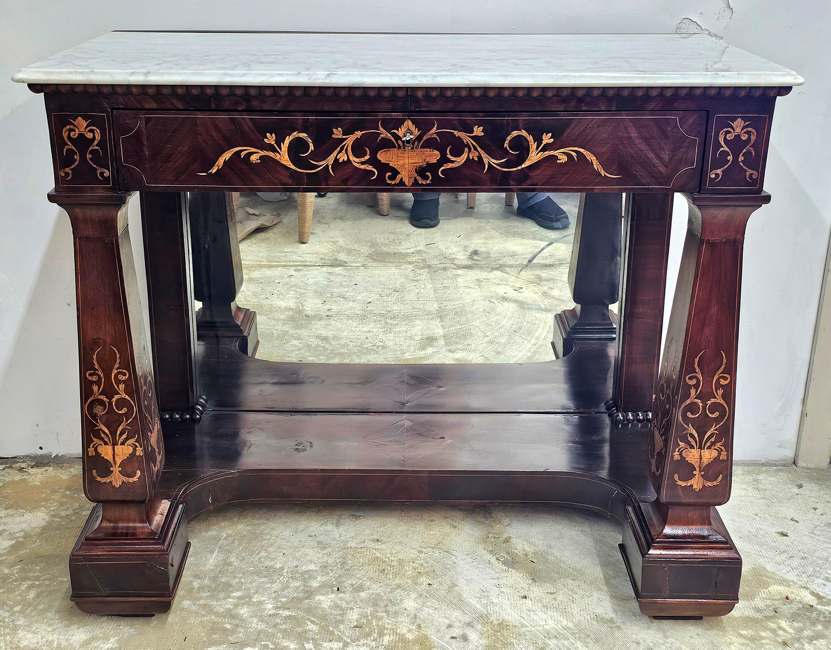 Tavolo da sala Charles X in mogano intarsiato, piano in marmo di Carrara e schienale a specchio, CIRCA 1830. 
Misura 46