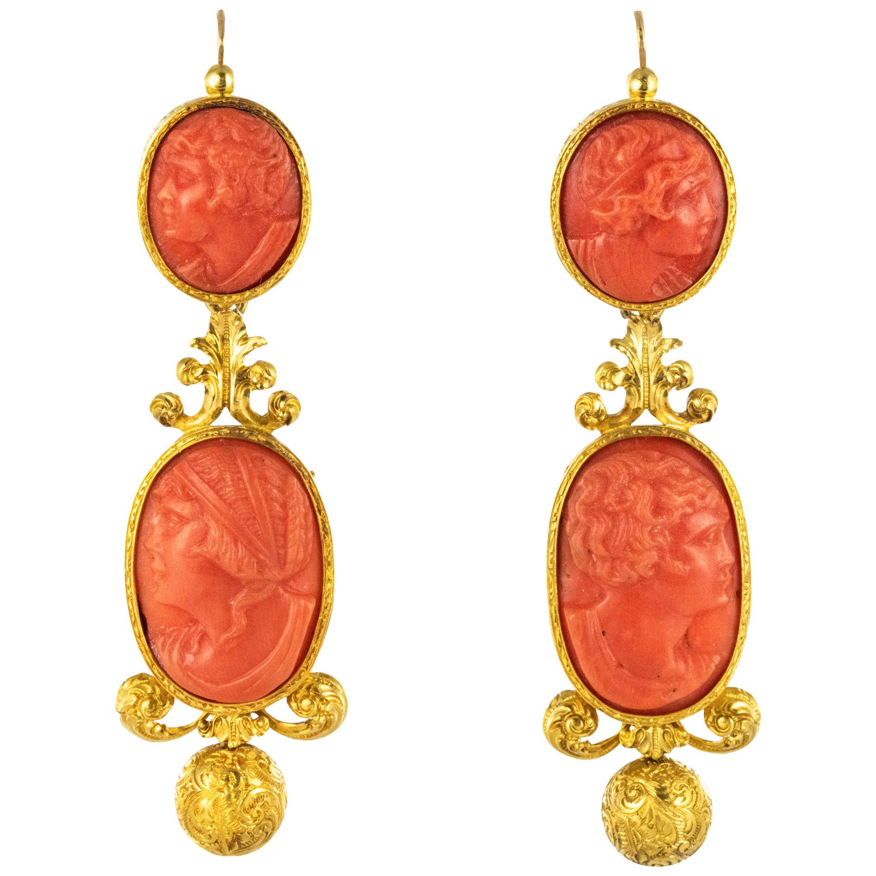 Boucles d'oreilles pendantes en or jaune 18 carats et came corail des annes 1830