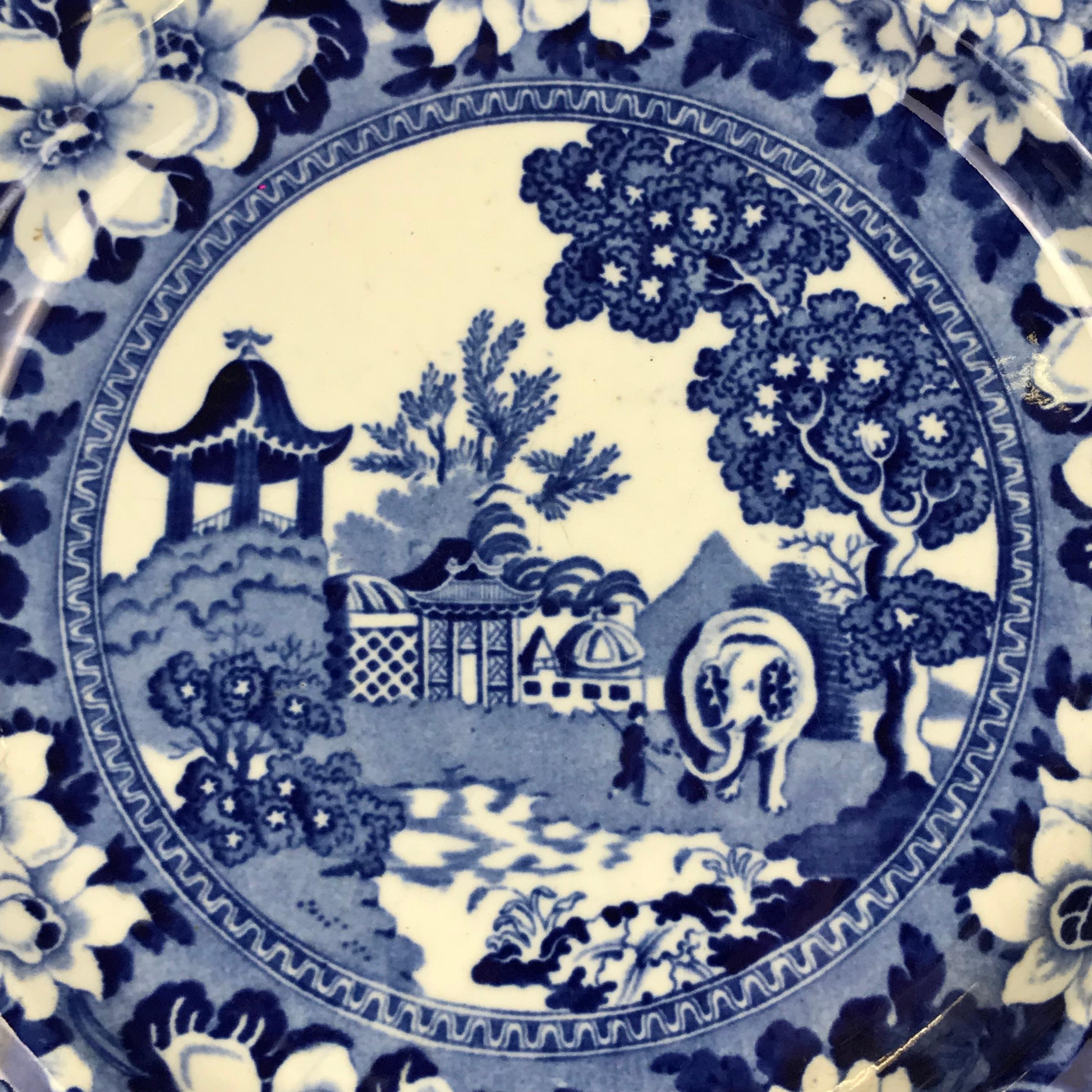 1830s English Blue & White John Rogers Earthenware Elephant Pattern Dinner Plate In Good Condition For Sale In Milan, IT