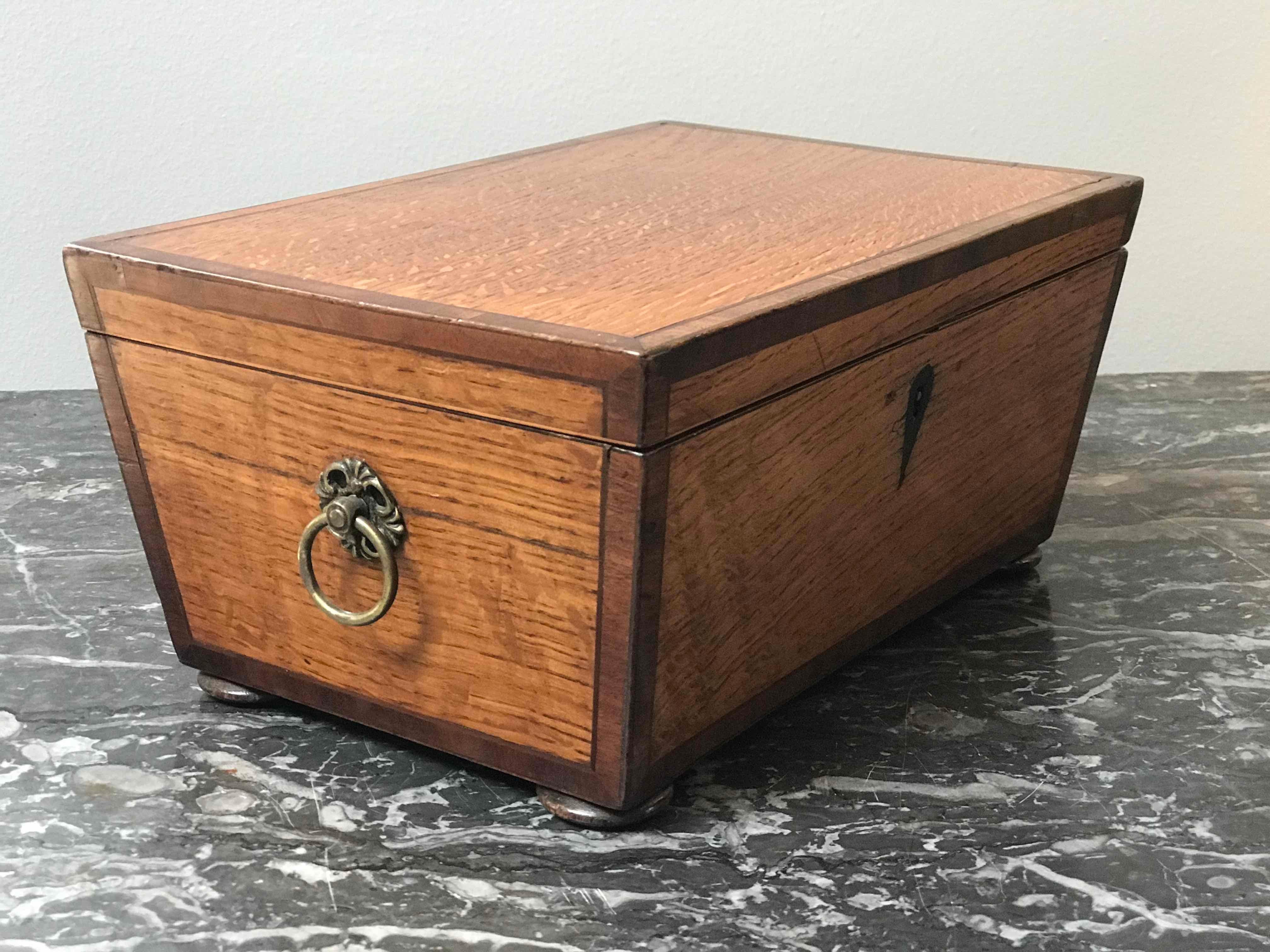 1830s English Cross Banded Oak Box  In Good Condition In Los Angeles, CA