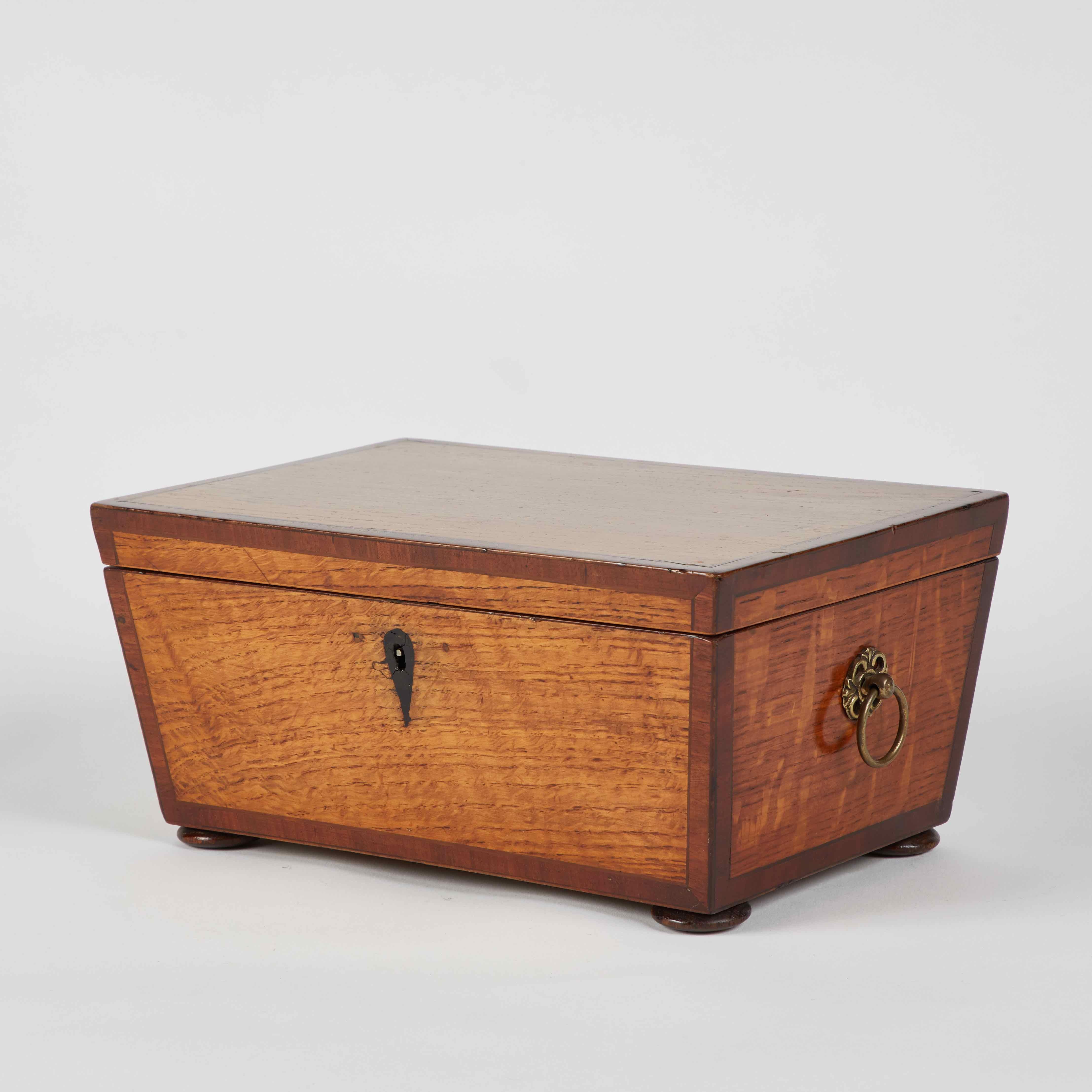 Early 19th Century English Cross Banded Oak Box In Good Condition In Los Angeles, CA