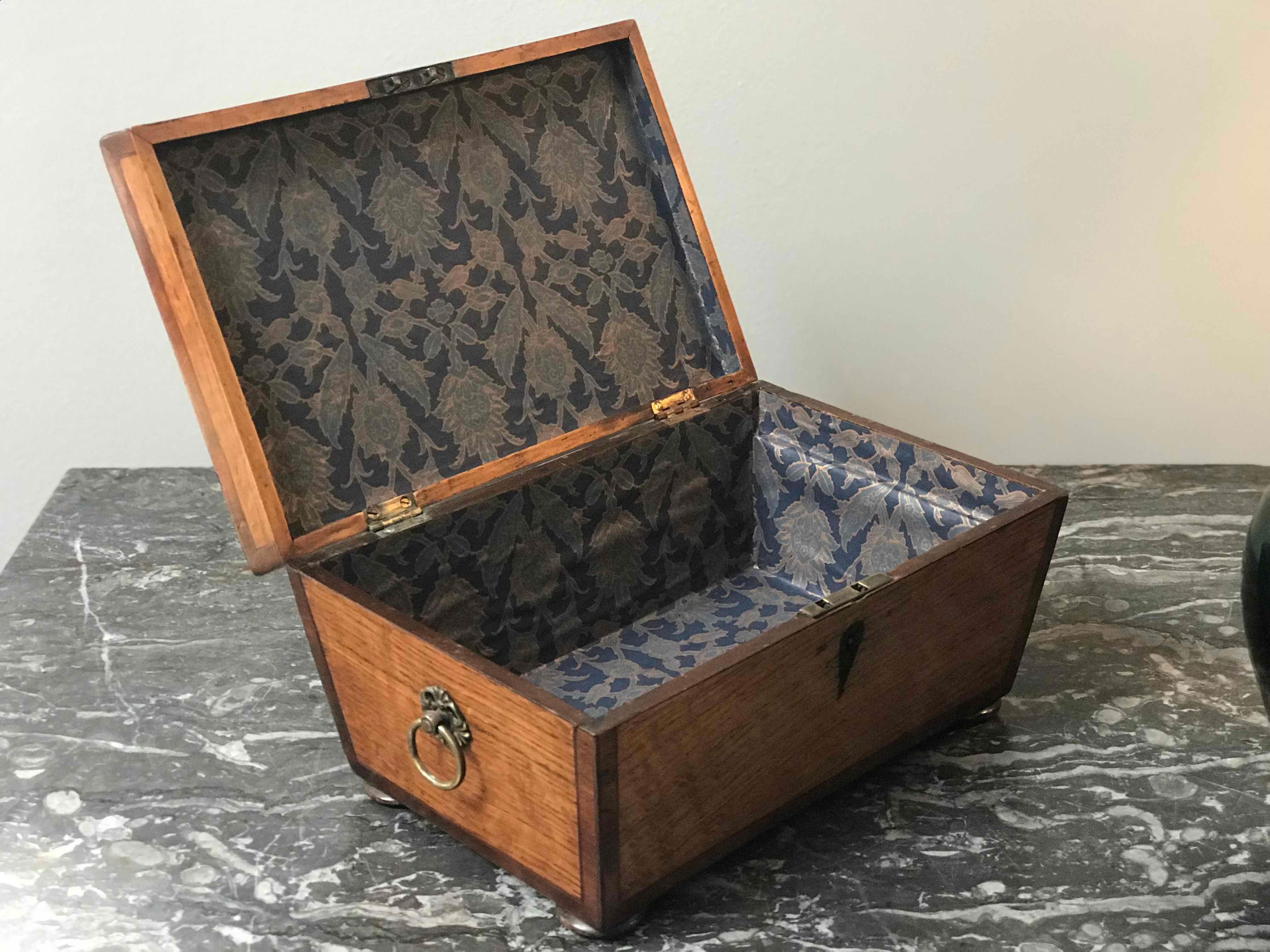 Mid-19th Century 1830s English Cross Banded Oak Box 
