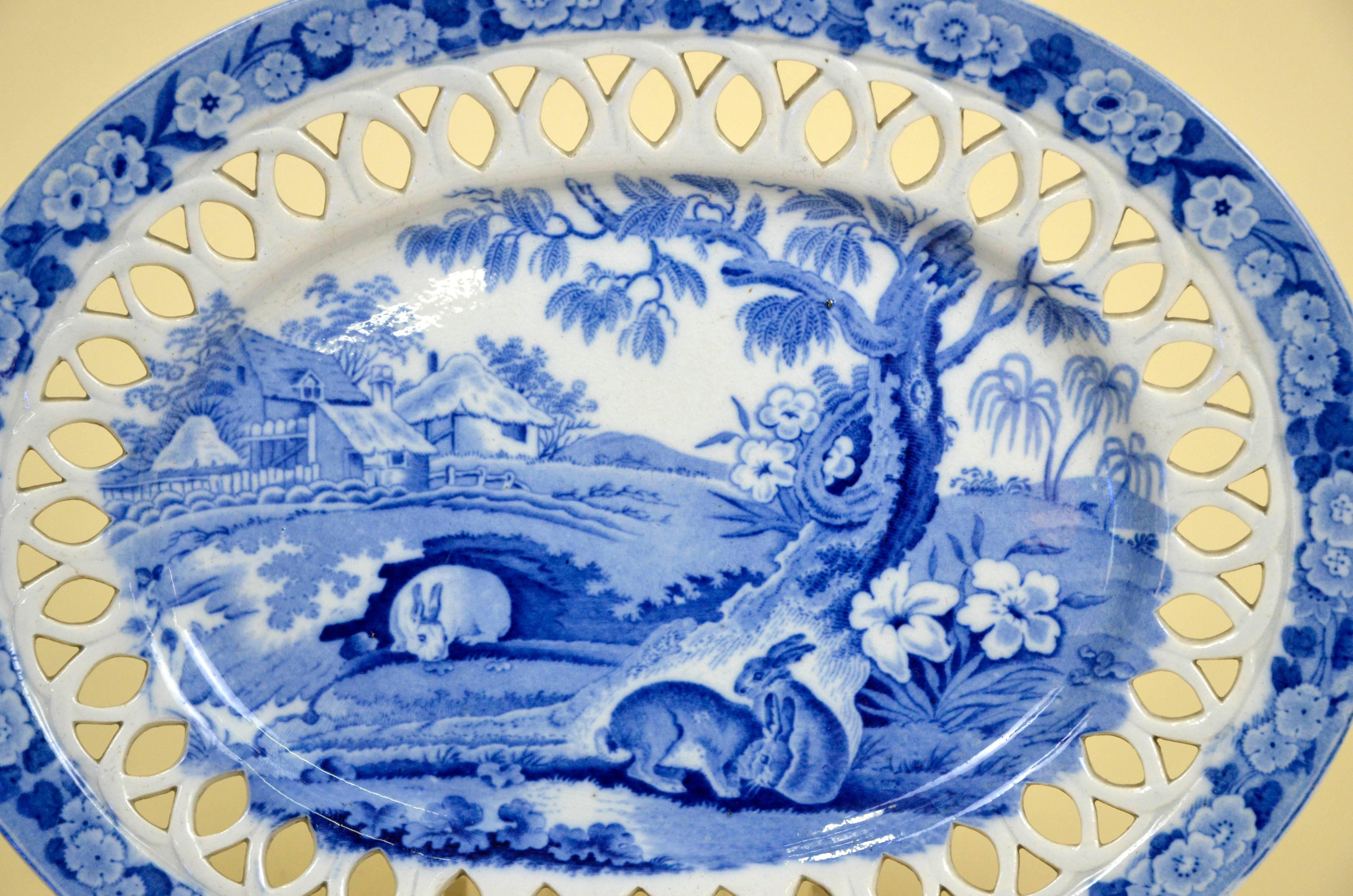 1830s English Oval Stand Blue and White Transferware with Grazing Rabbits In Good Condition For Sale In Milan, IT