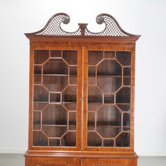 Bibliothèque anglaise de style Régence des années 1830, en acajou, avec fronton ajouré en forme de cou de cygne