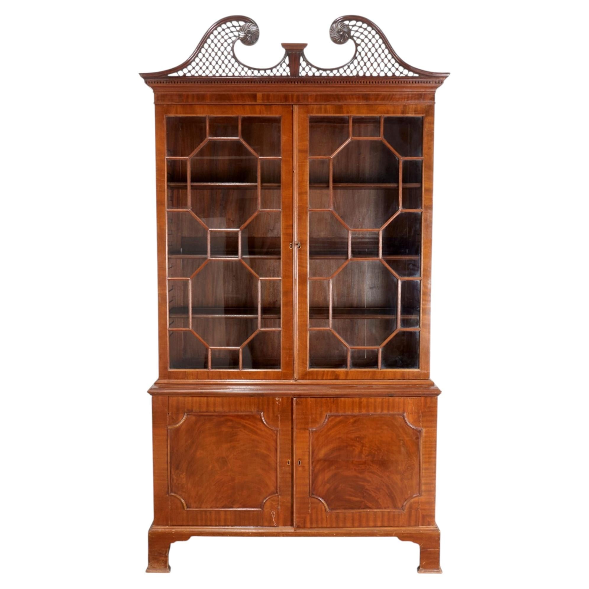 Librería inglesa de estilo Regencia de la década de 1830, de caoba, con frontón tallado en forma de cuello de cisne