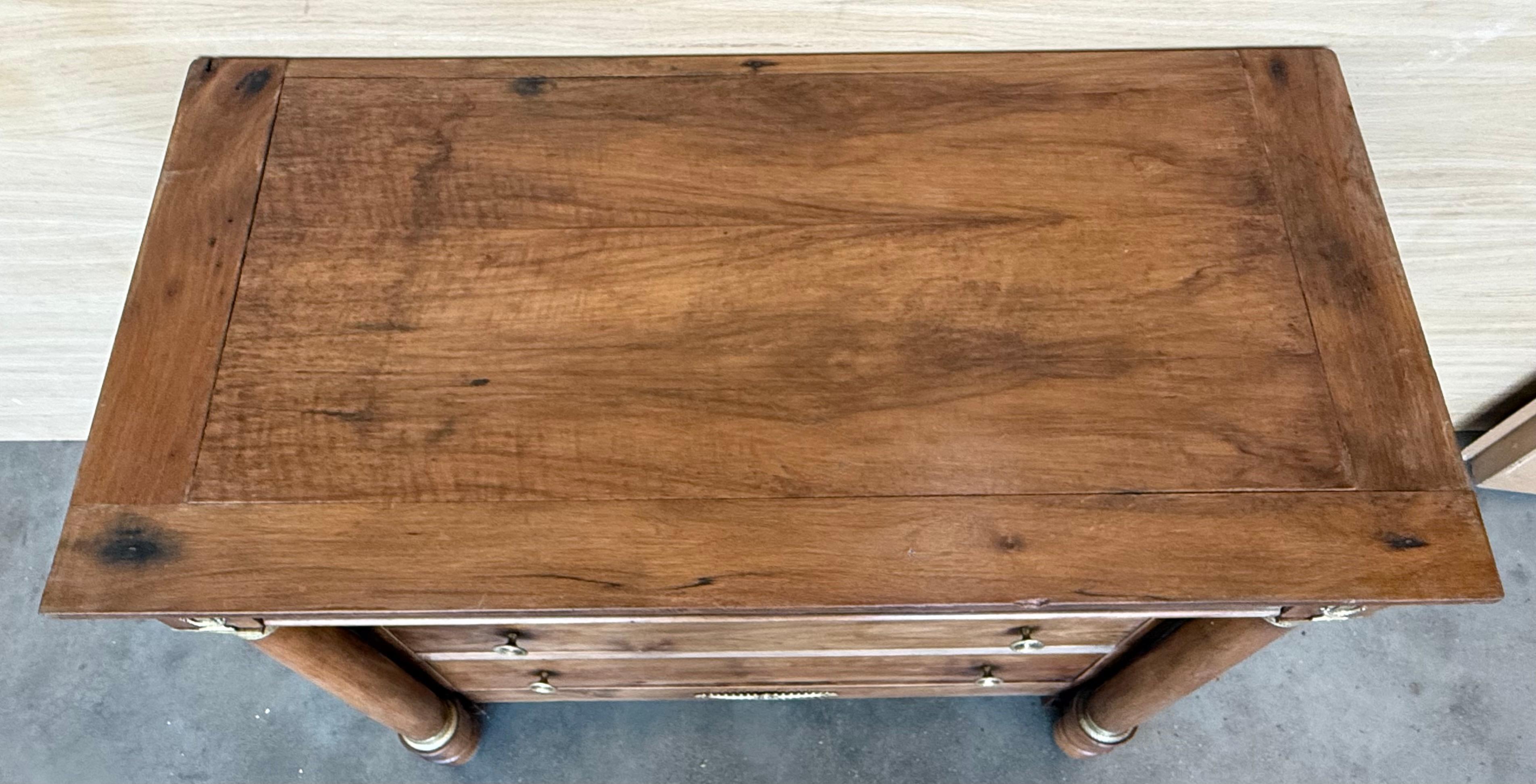Cassettone francese impero del 1830 in mogano con quattro cassetti e bordi dorati, commode in vendita 3