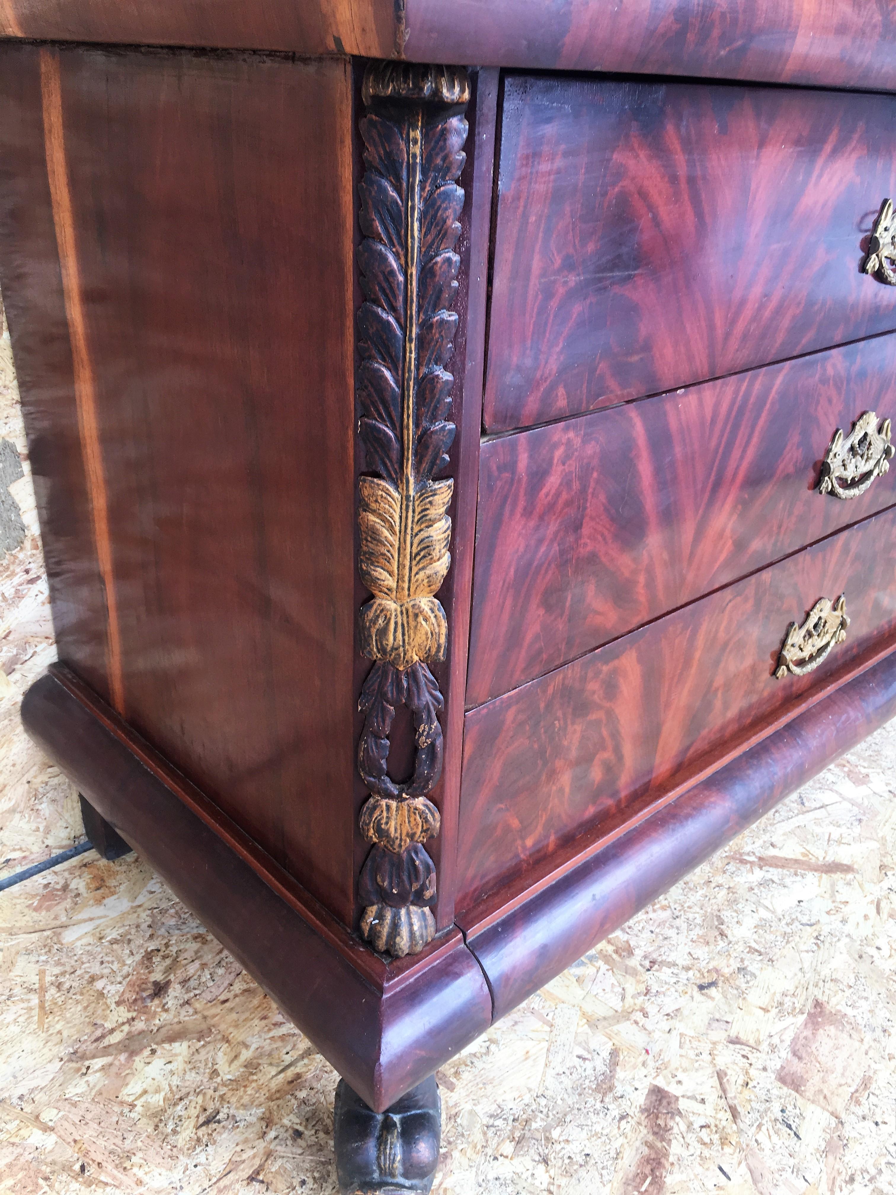 Cassettone francese Impero del 1830 in mogano con quattro cassetti e bordi dorati, commode in vendita 4