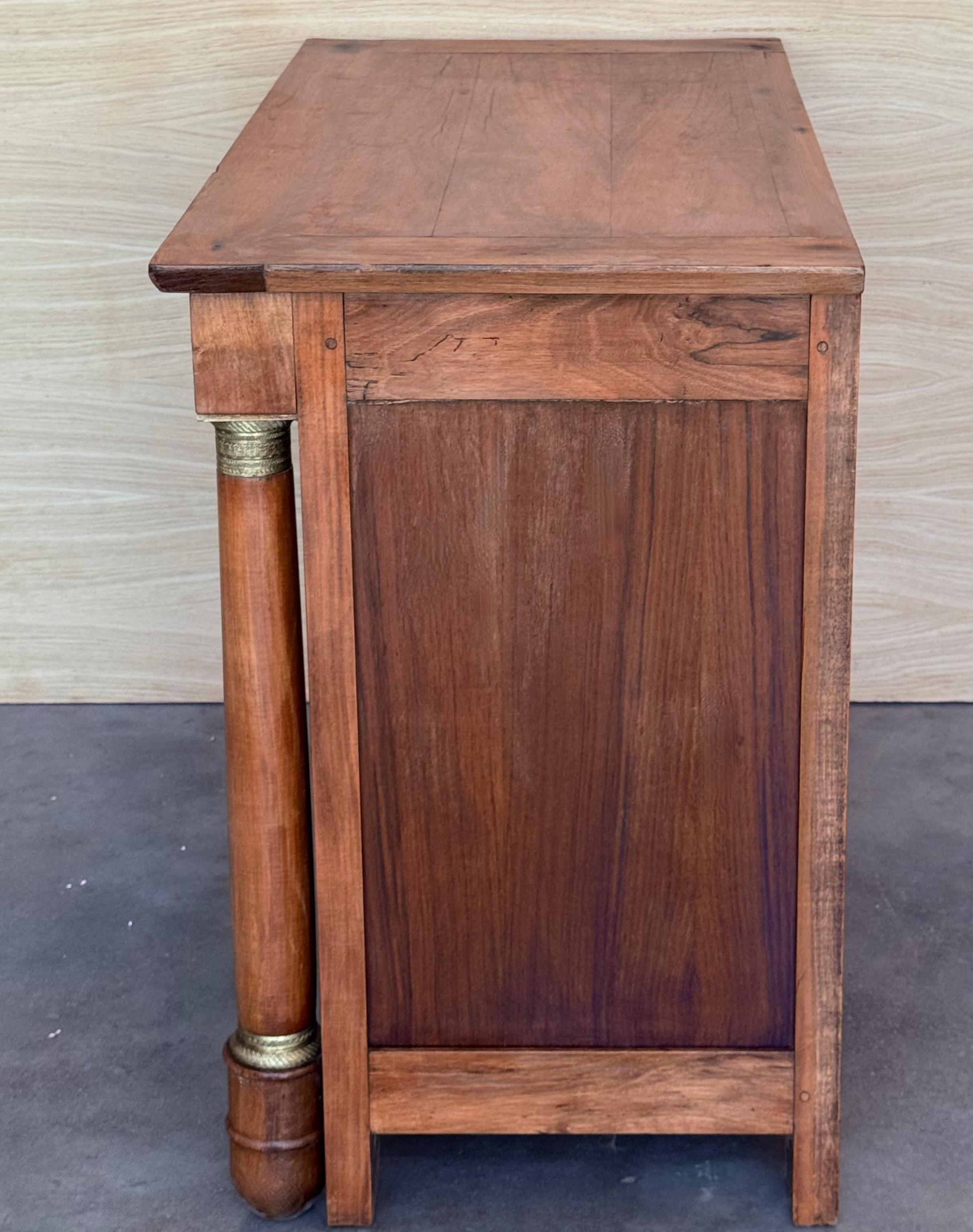 Cassettone francese impero del 1830 in mogano con quattro cassetti e bordi dorati, commode in vendita 4
