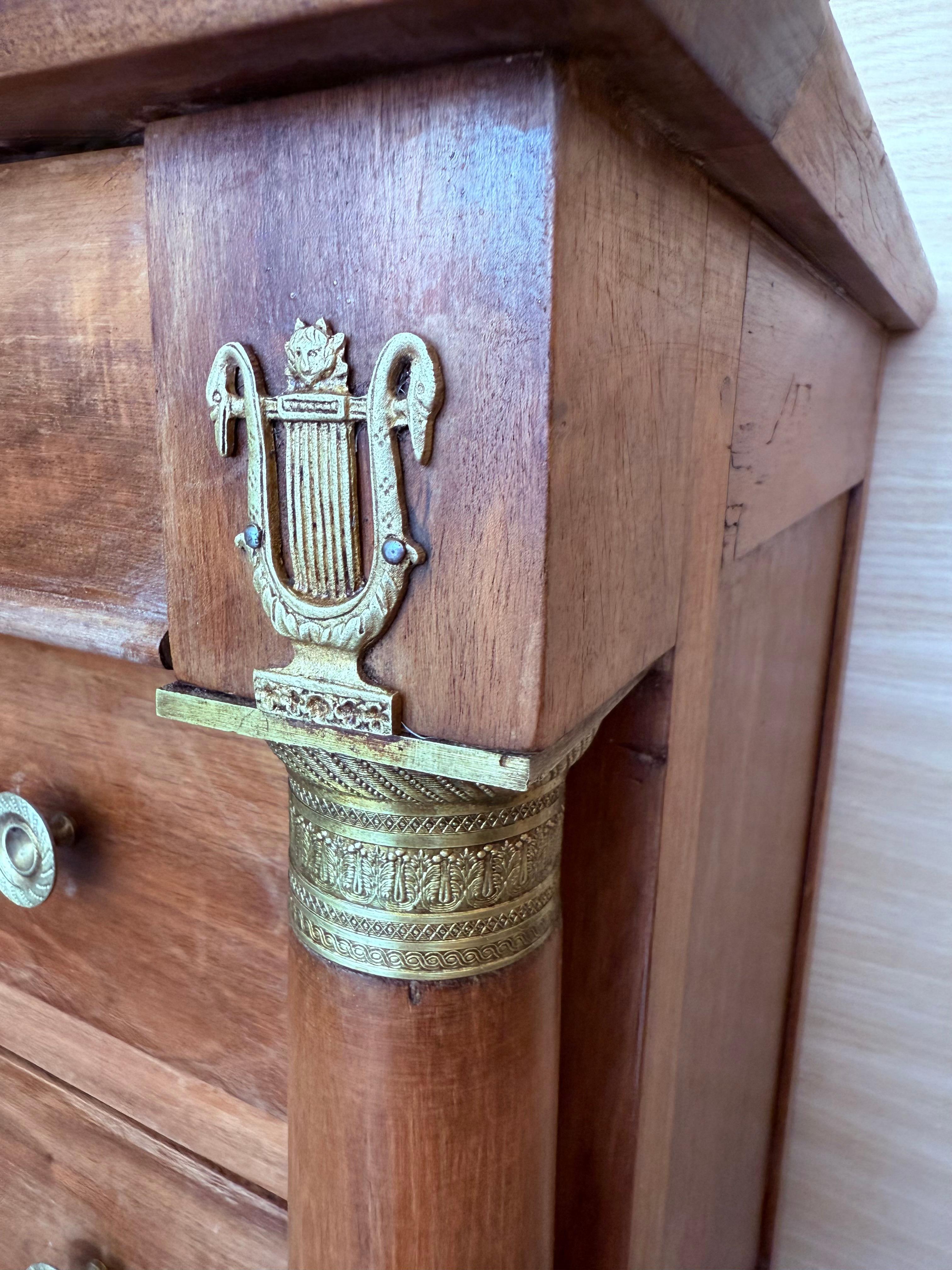 Cassettone francese impero del 1830 in mogano con quattro cassetti e bordi dorati, commode in vendita 5