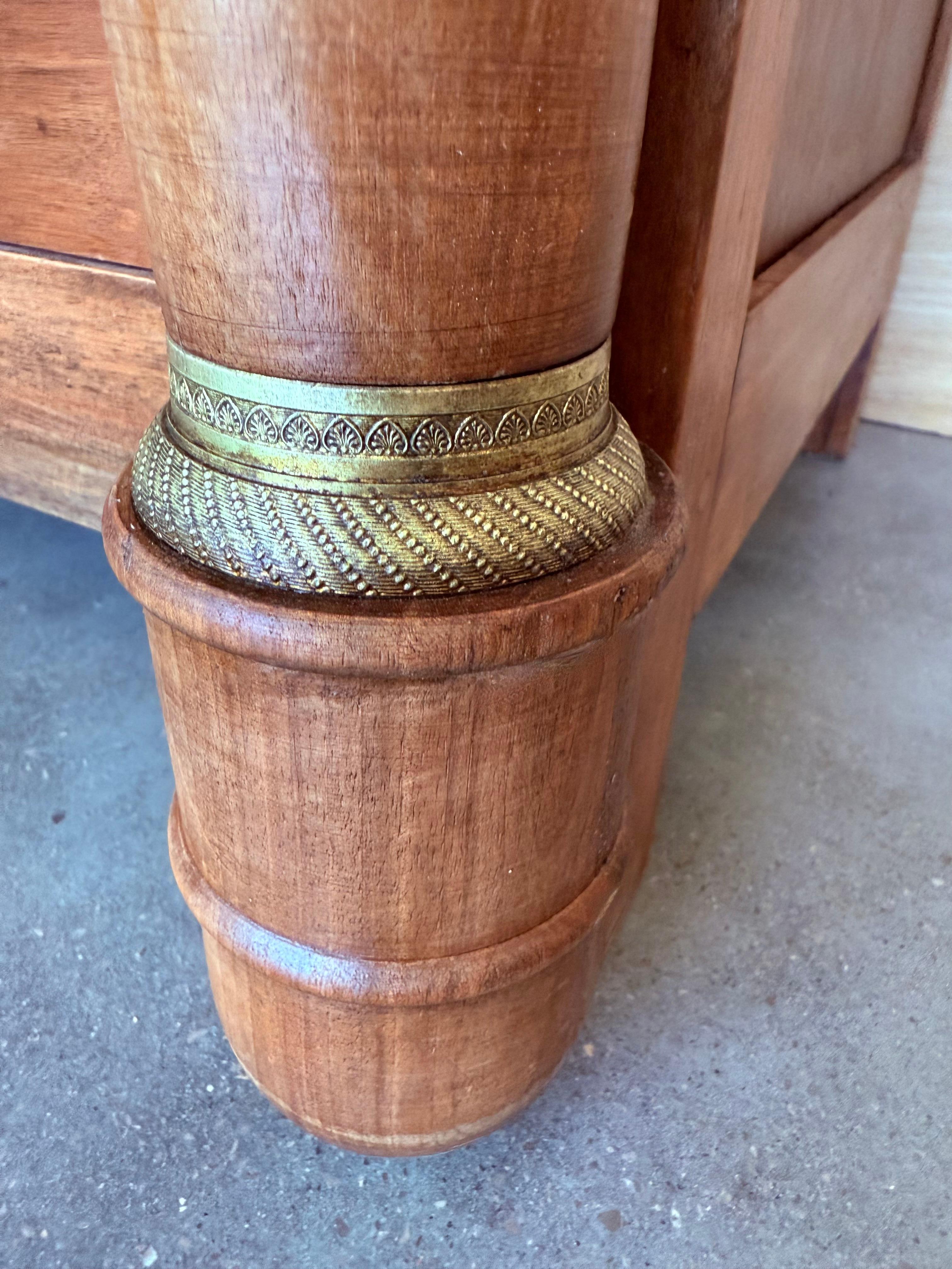 Cassettone francese impero del 1830 in mogano con quattro cassetti e bordi dorati, commode in vendita 7