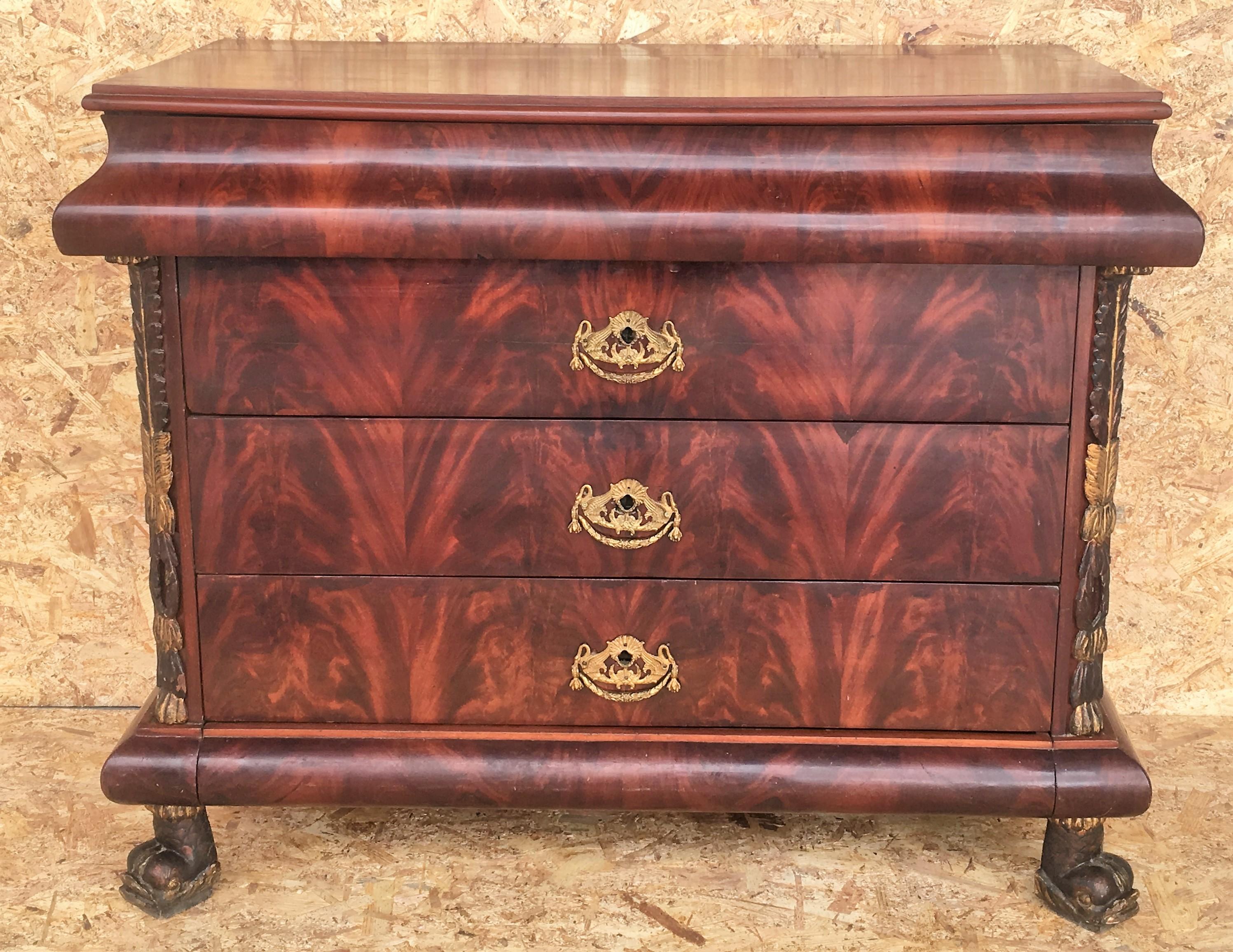 1830s French Empire mahogany chest with four drawers and gilded edges
Beautiful wooden root.