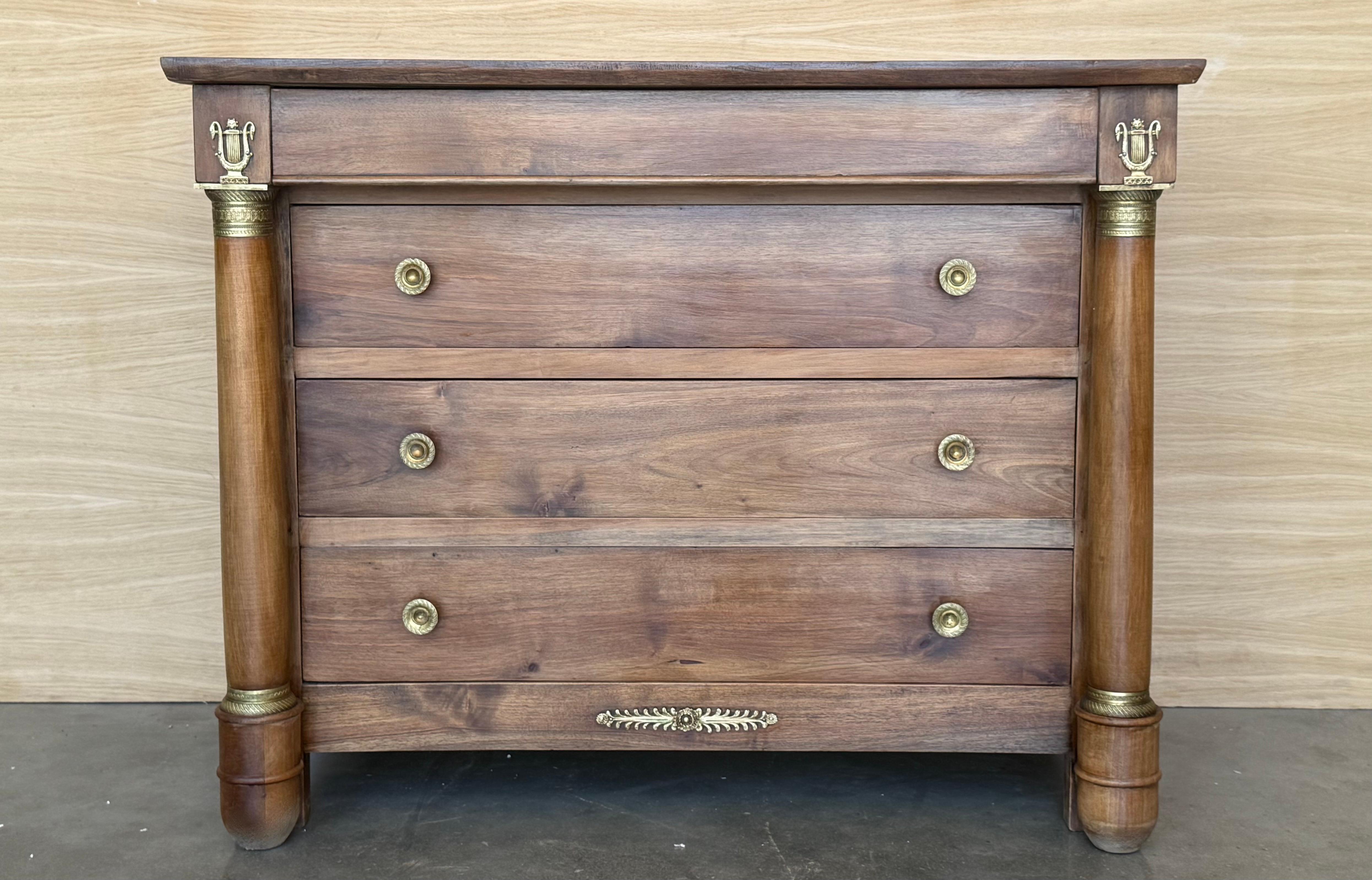 Cassettone francese Impero del 1830 in mogano con quattro cassetti e bordi dorati
Bellissima radice in legno.