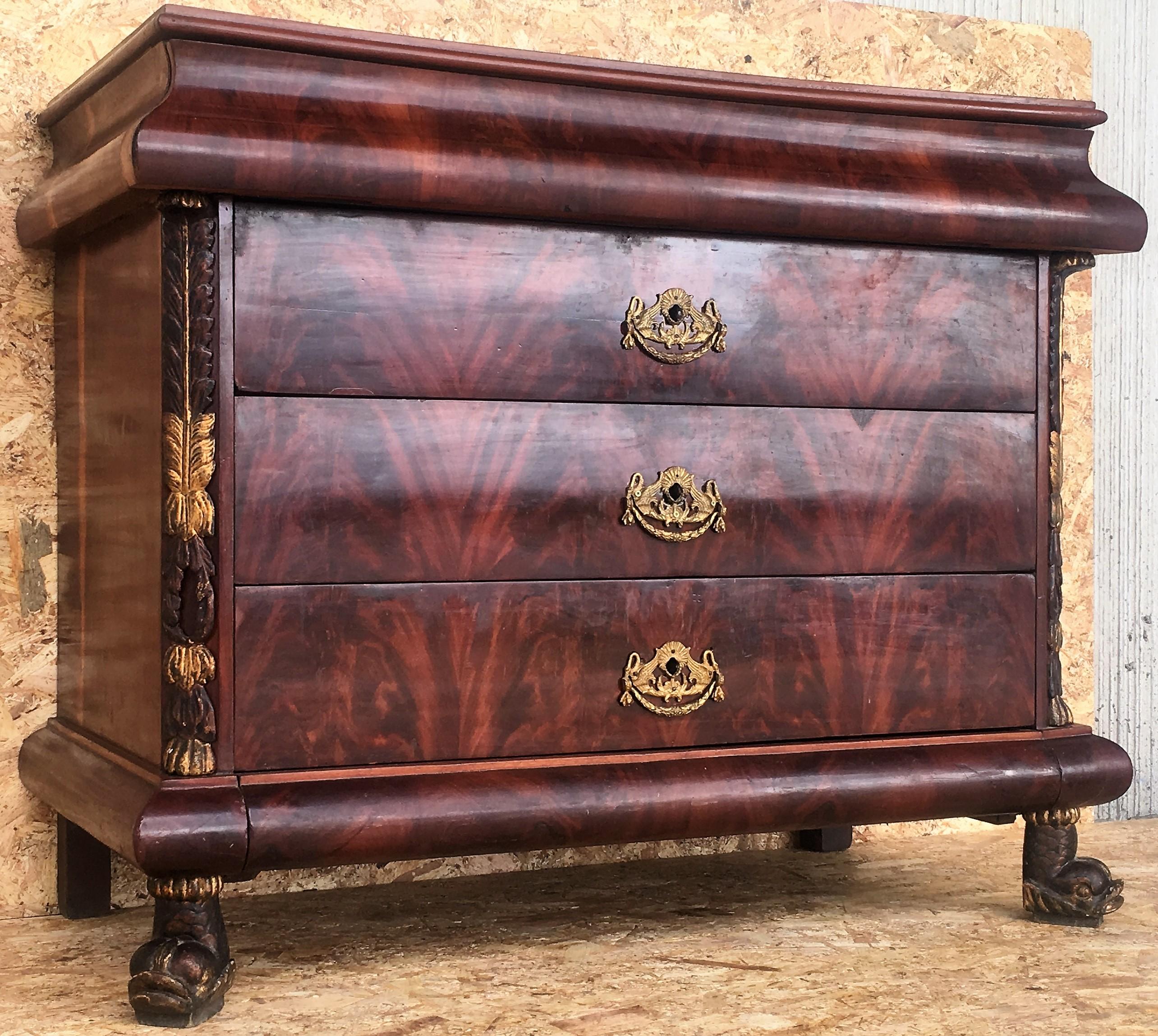 1830s French Empire Mahogany Chest with Four Drawers and Gilded Edges, Commode In Good Condition For Sale In Miami, FL