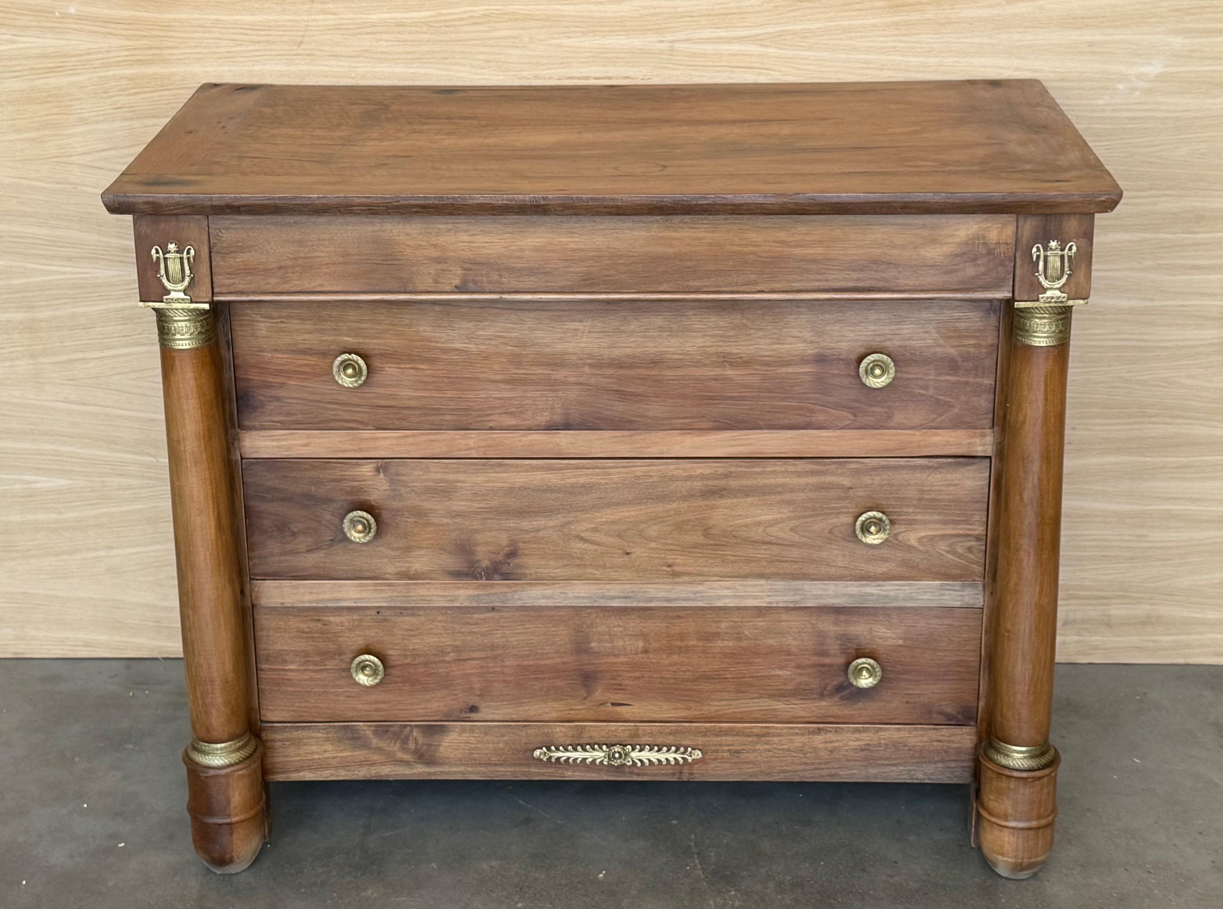 Stile impero Cassettone francese impero del 1830 in mogano con quattro cassetti e bordi dorati, commode in vendita