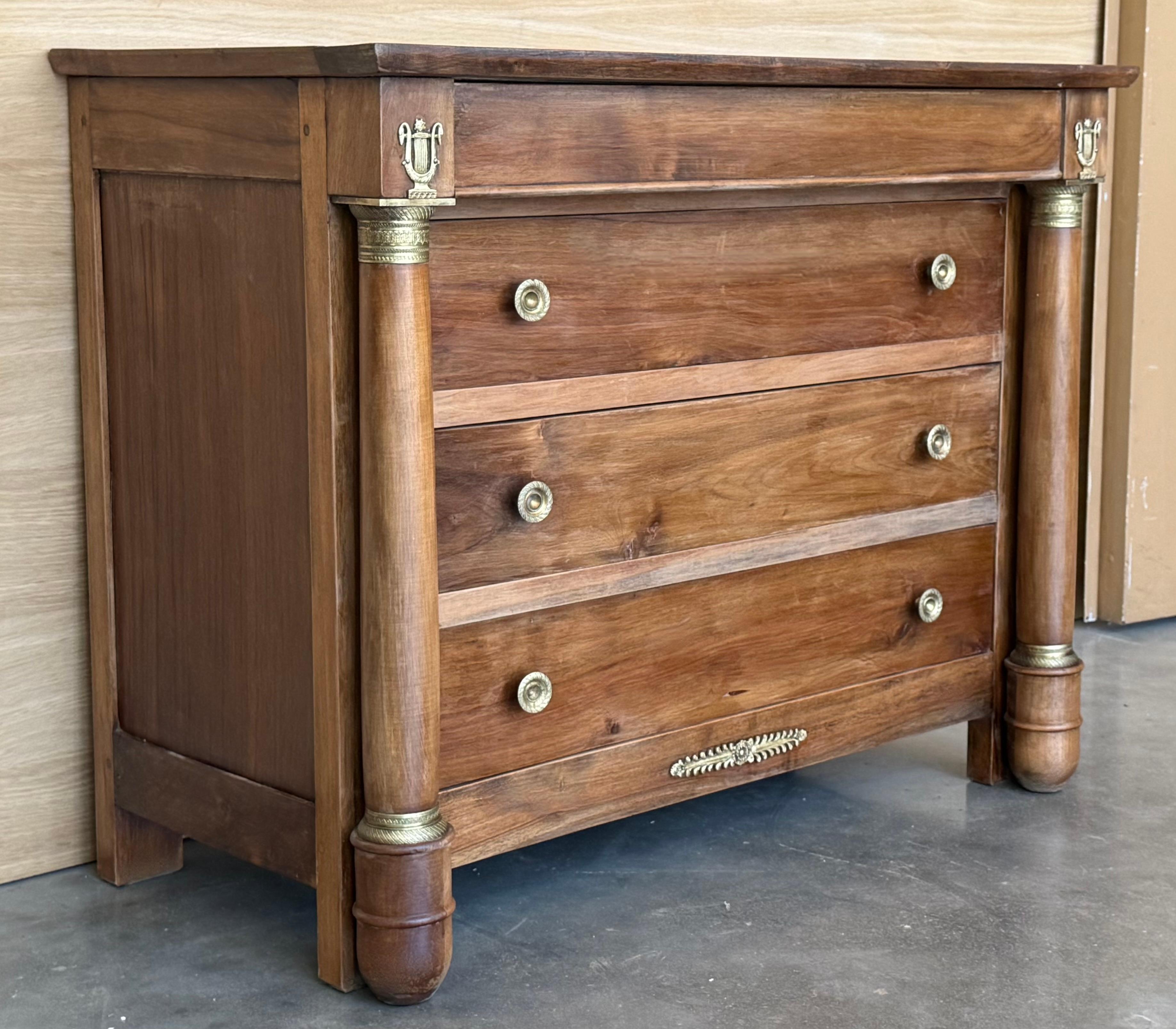 Francese Cassettone francese impero del 1830 in mogano con quattro cassetti e bordi dorati, commode in vendita