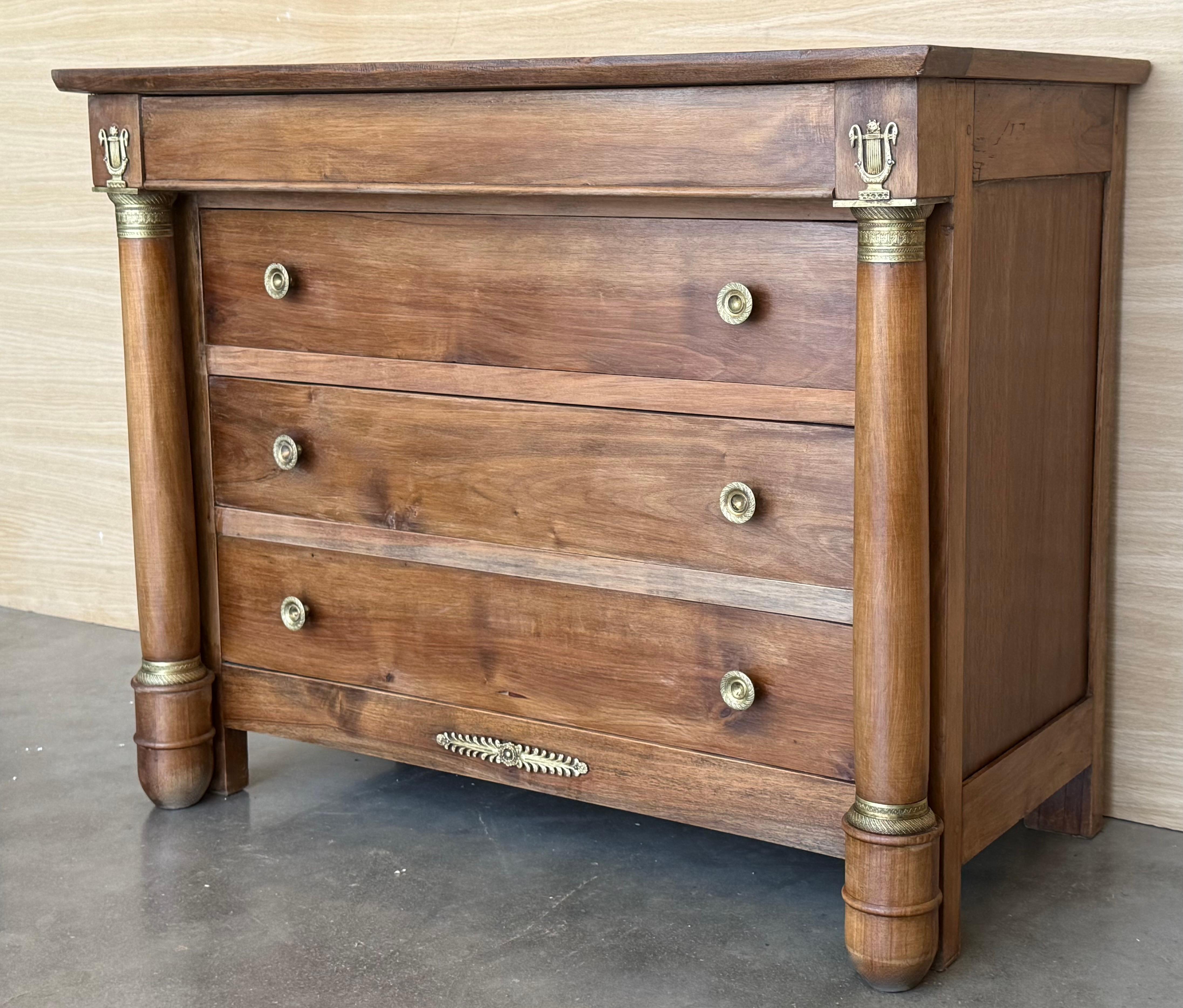 Cassettone francese impero del 1830 in mogano con quattro cassetti e bordi dorati, commode In condizioni buone in vendita a Miami, FL