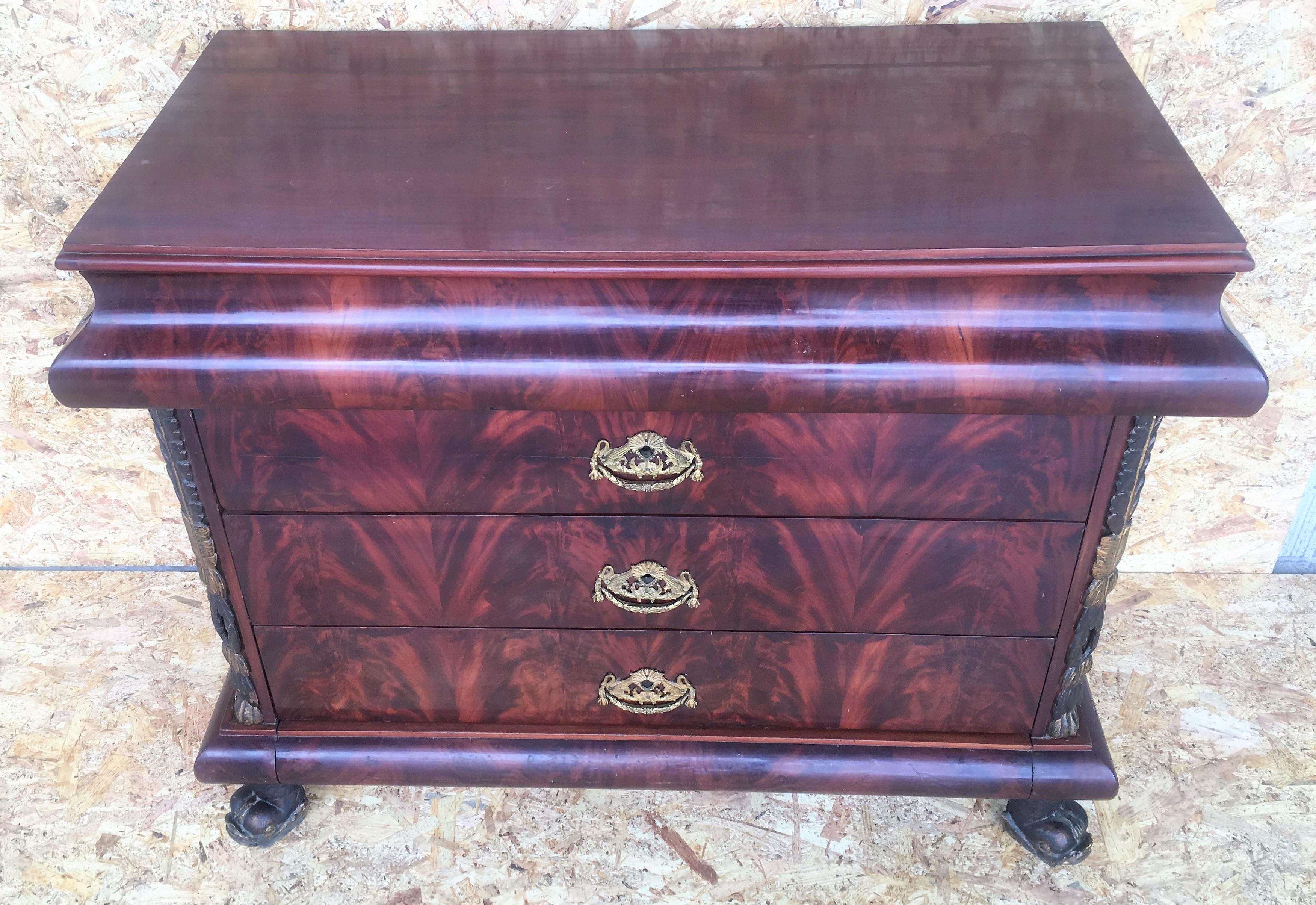 XIX secolo Cassettone francese Impero del 1830 in mogano con quattro cassetti e bordi dorati, commode in vendita