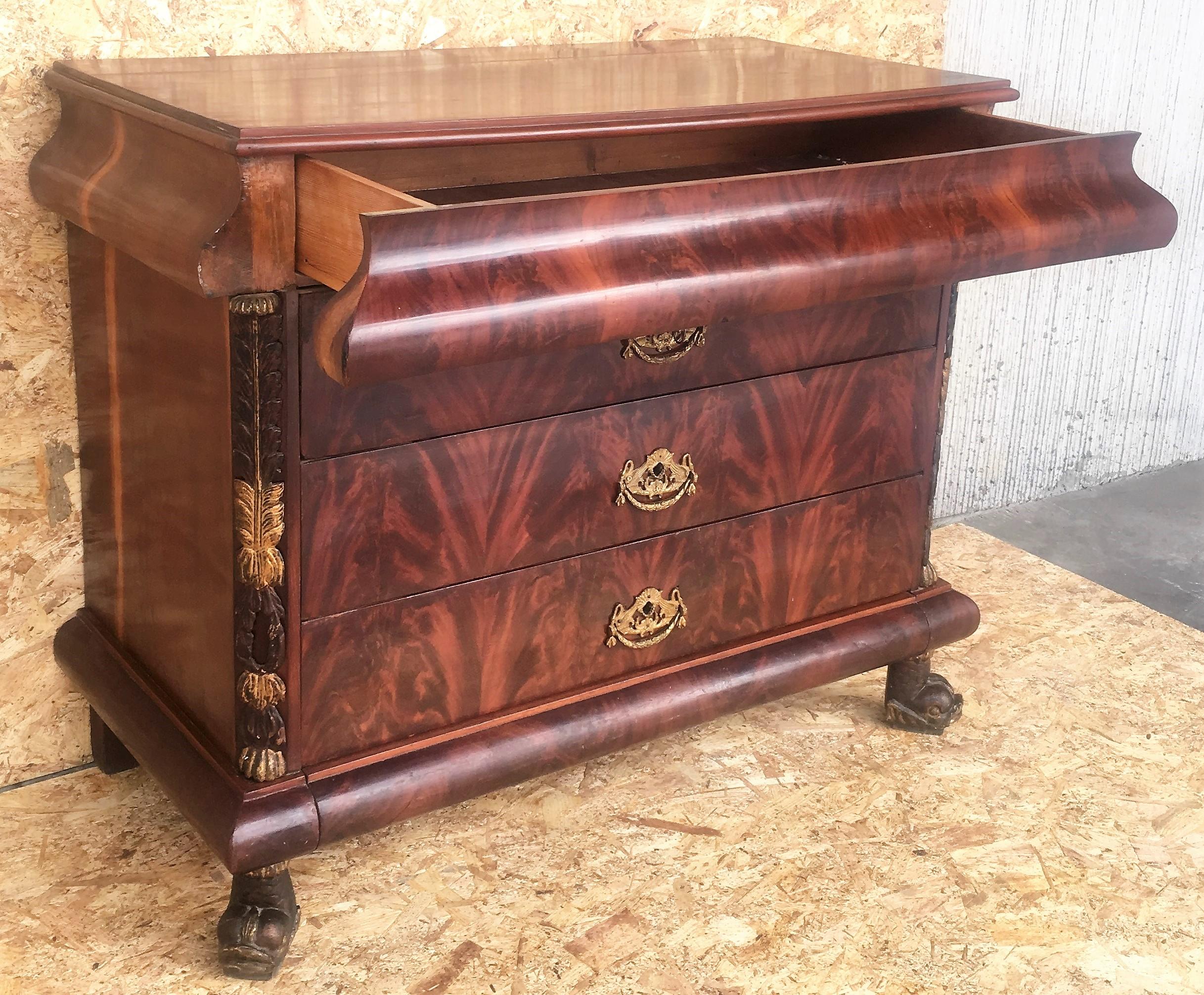 Bronzo Cassettone francese Impero del 1830 in mogano con quattro cassetti e bordi dorati, commode in vendita