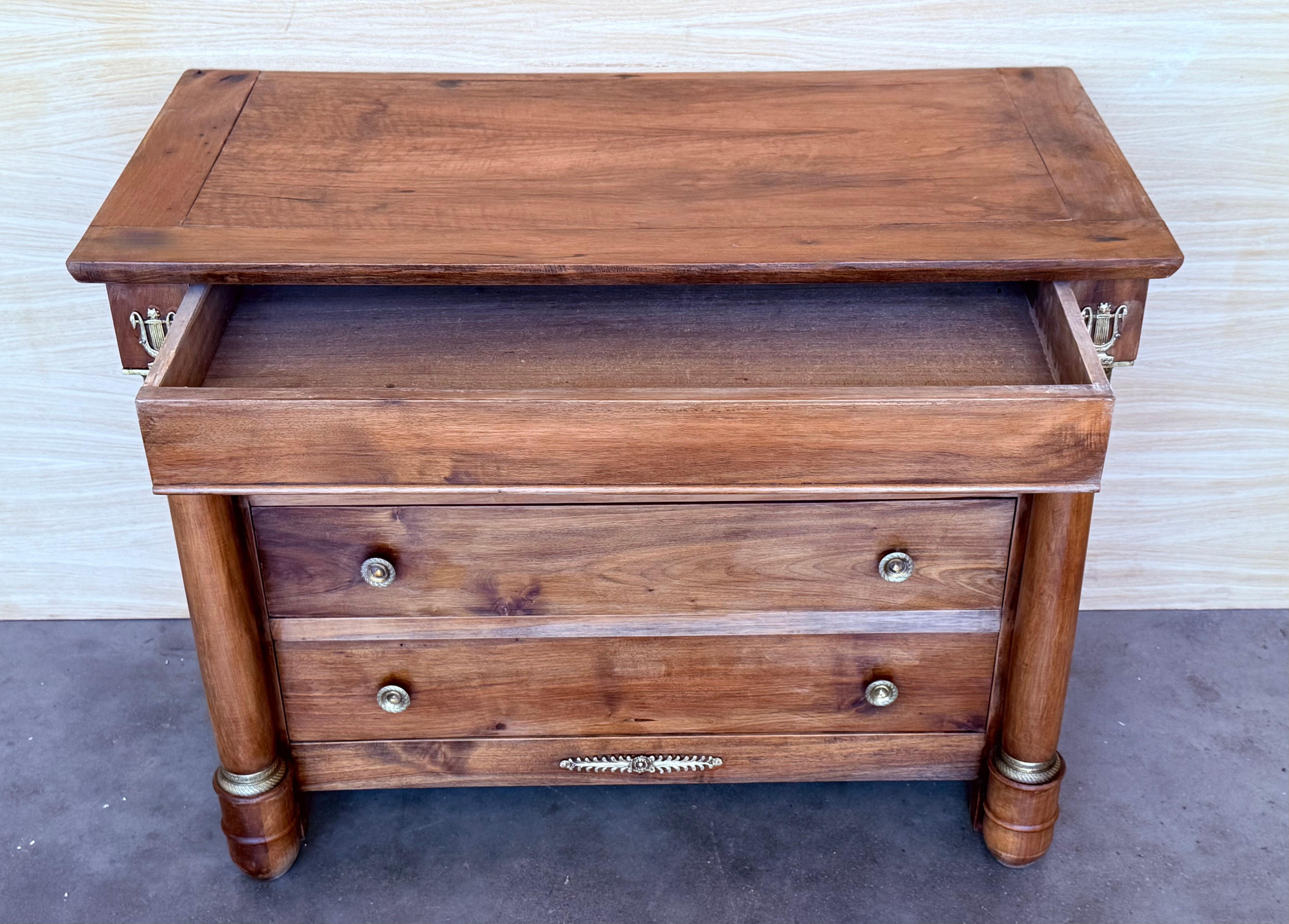 Bronzo Cassettone francese impero del 1830 in mogano con quattro cassetti e bordi dorati, commode in vendita