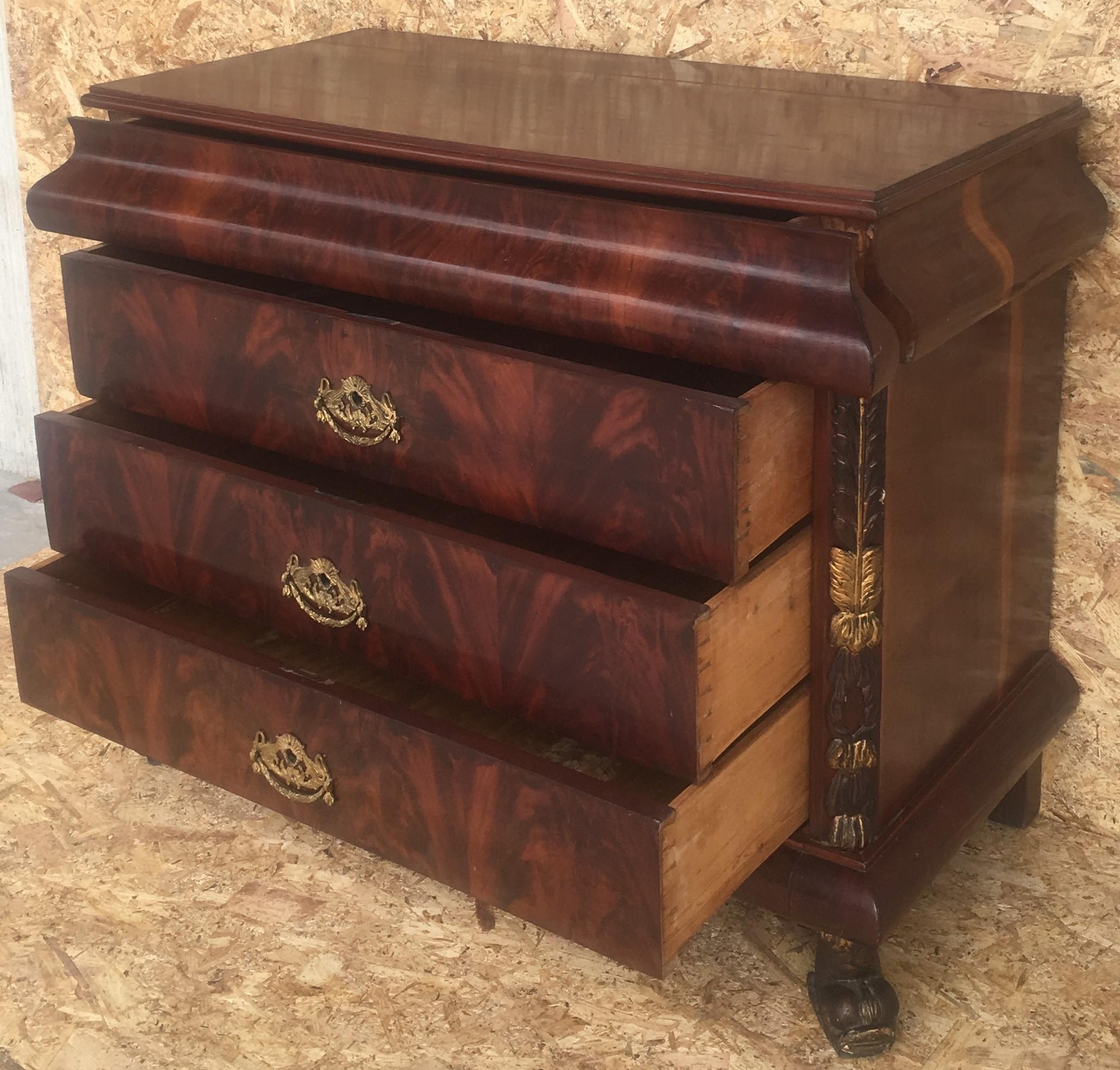Cassettone francese Impero del 1830 in mogano con quattro cassetti e bordi dorati, commode in vendita 1