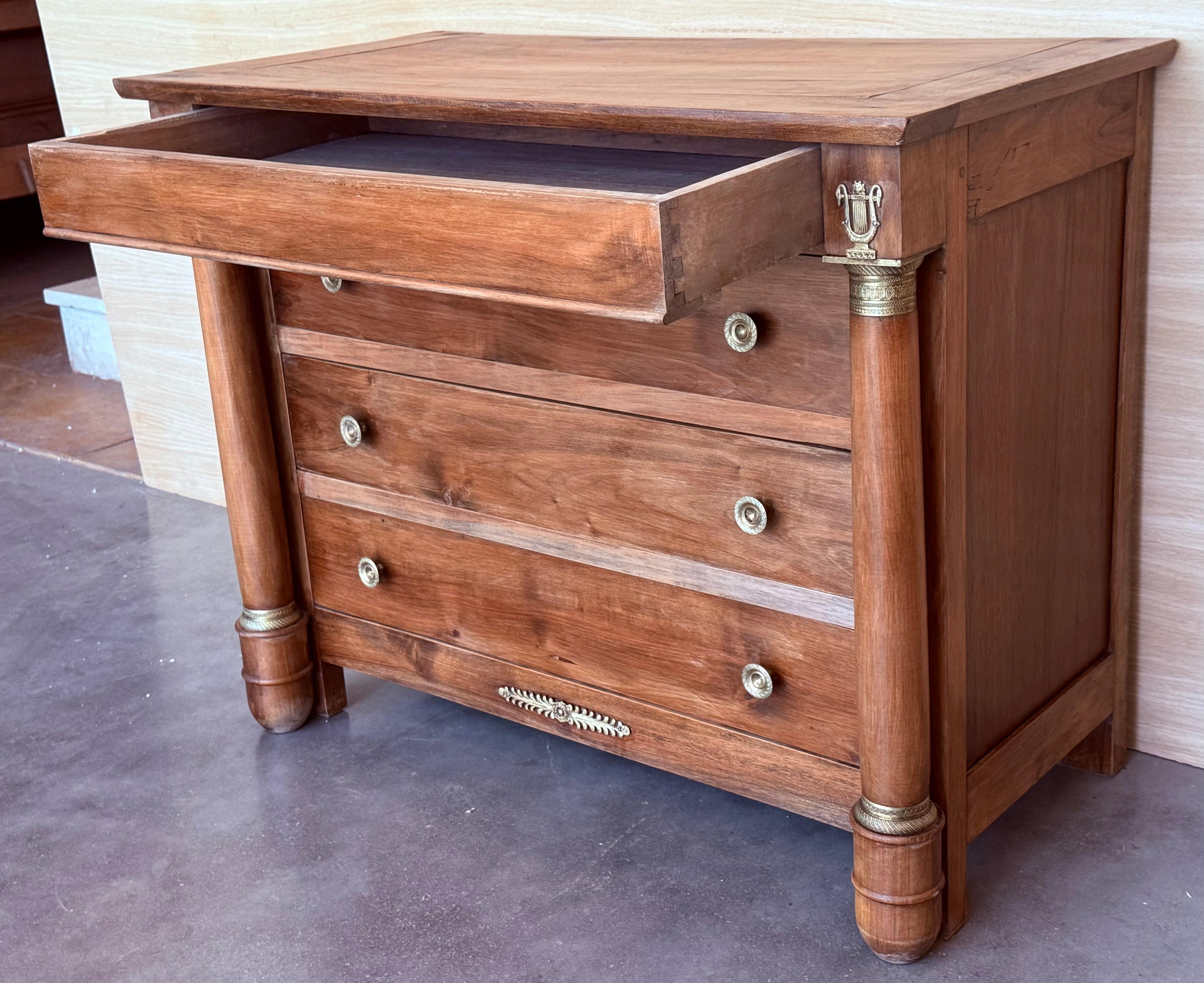 Cassettone francese impero del 1830 in mogano con quattro cassetti e bordi dorati, commode in vendita 1