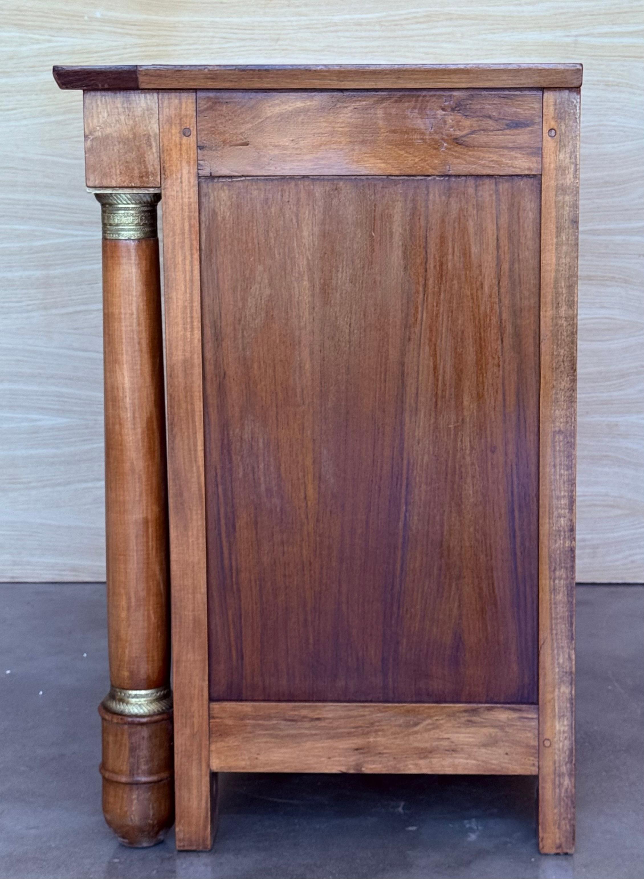 Cassettone francese impero del 1830 in mogano con quattro cassetti e bordi dorati, commode in vendita 2