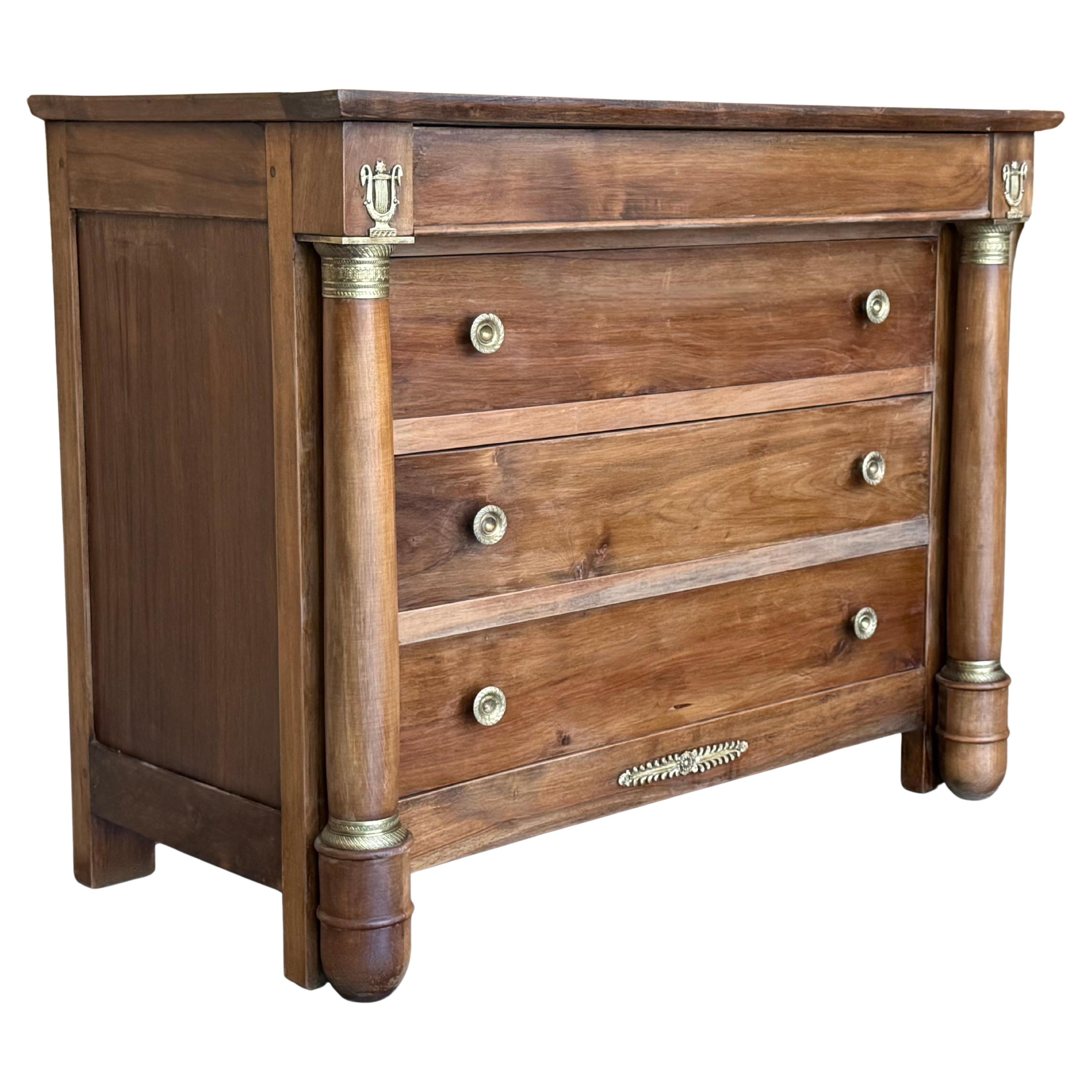 Cassettone francese impero del 1830 in mogano con quattro cassetti e bordi dorati, commode in vendita
