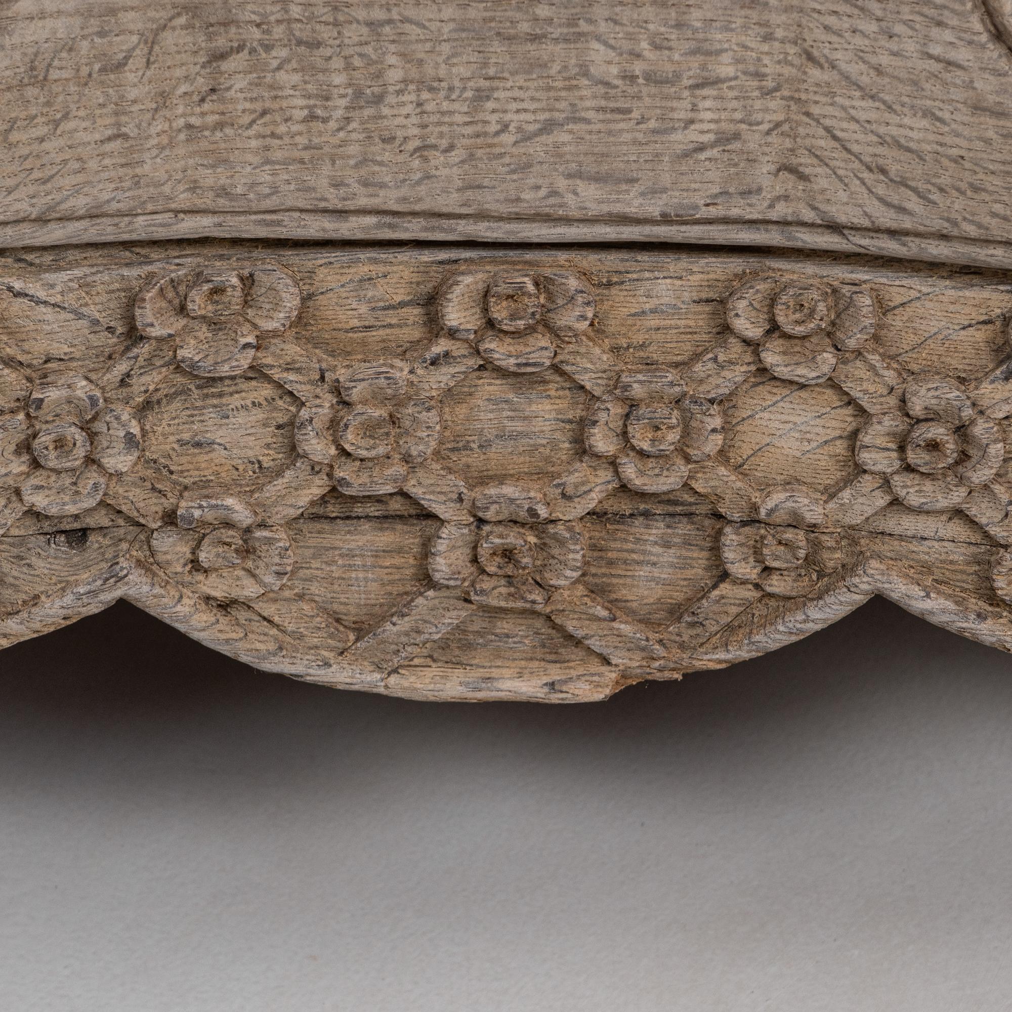 1830s French Louis XV Oak Chest of Drawers en vente 4