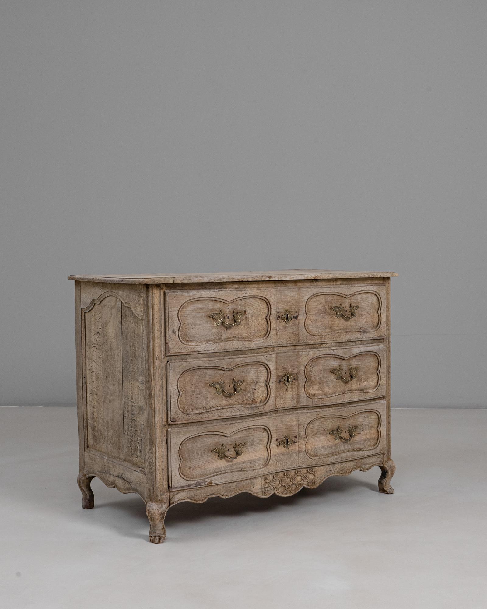 1830s French Louis XV Oak Chest of Drawers en vente 5