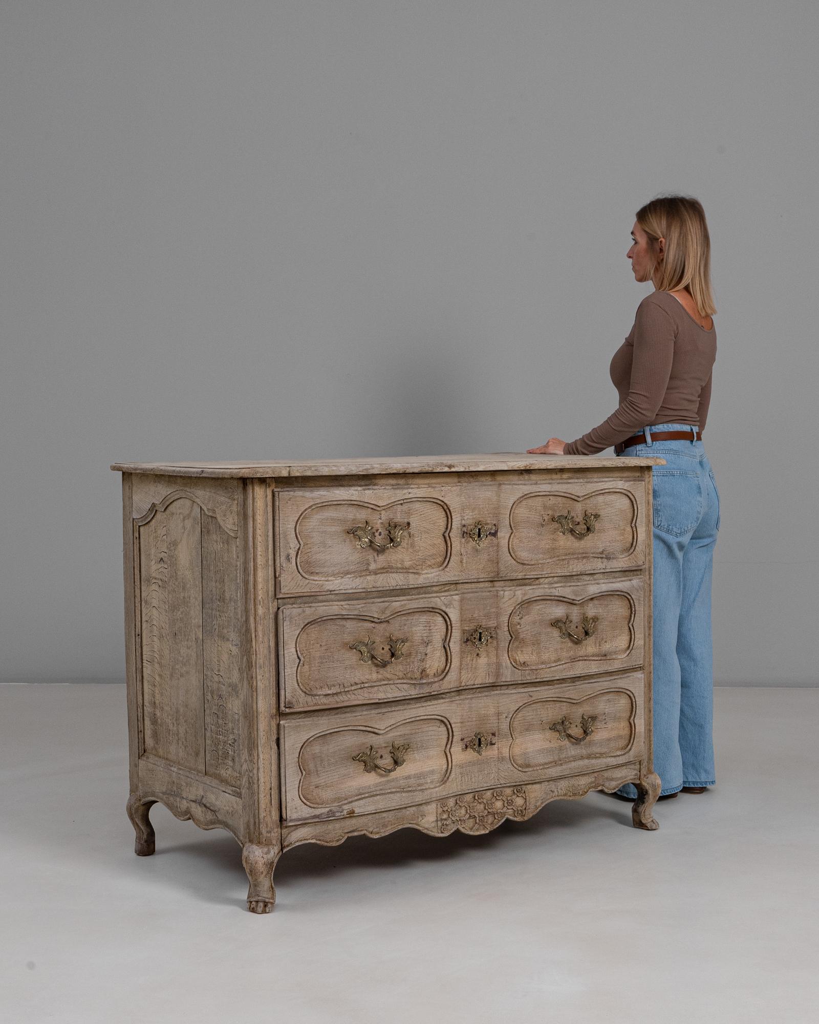 1830s French Louis XV Oak Chest of Drawers en vente 7