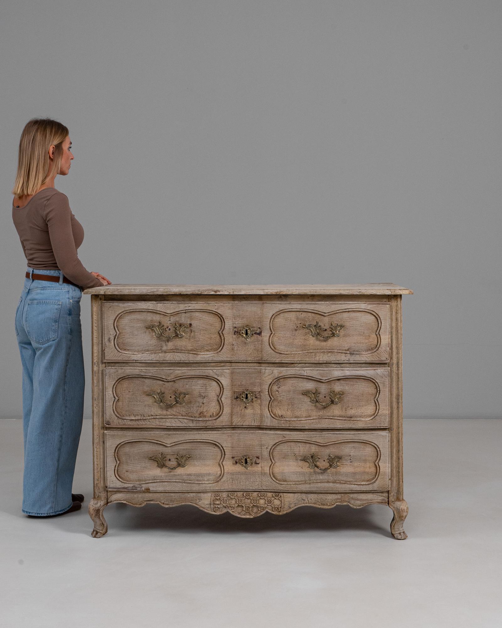 1830s French Louis XV Oak Chest of Drawers Bon état - En vente à High Point, NC