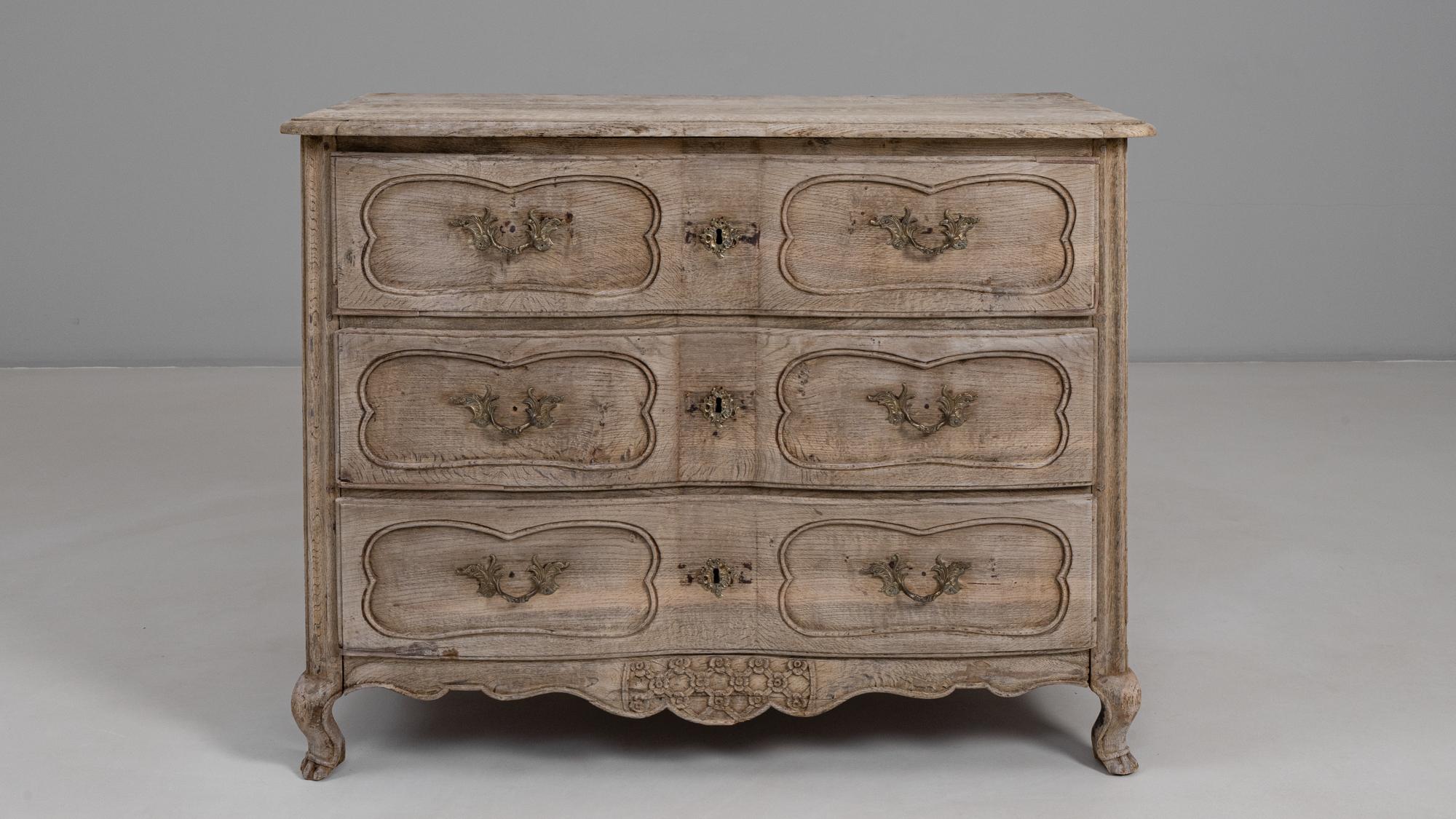 Chêne 1830s French Louis XV Oak Chest of Drawers en vente