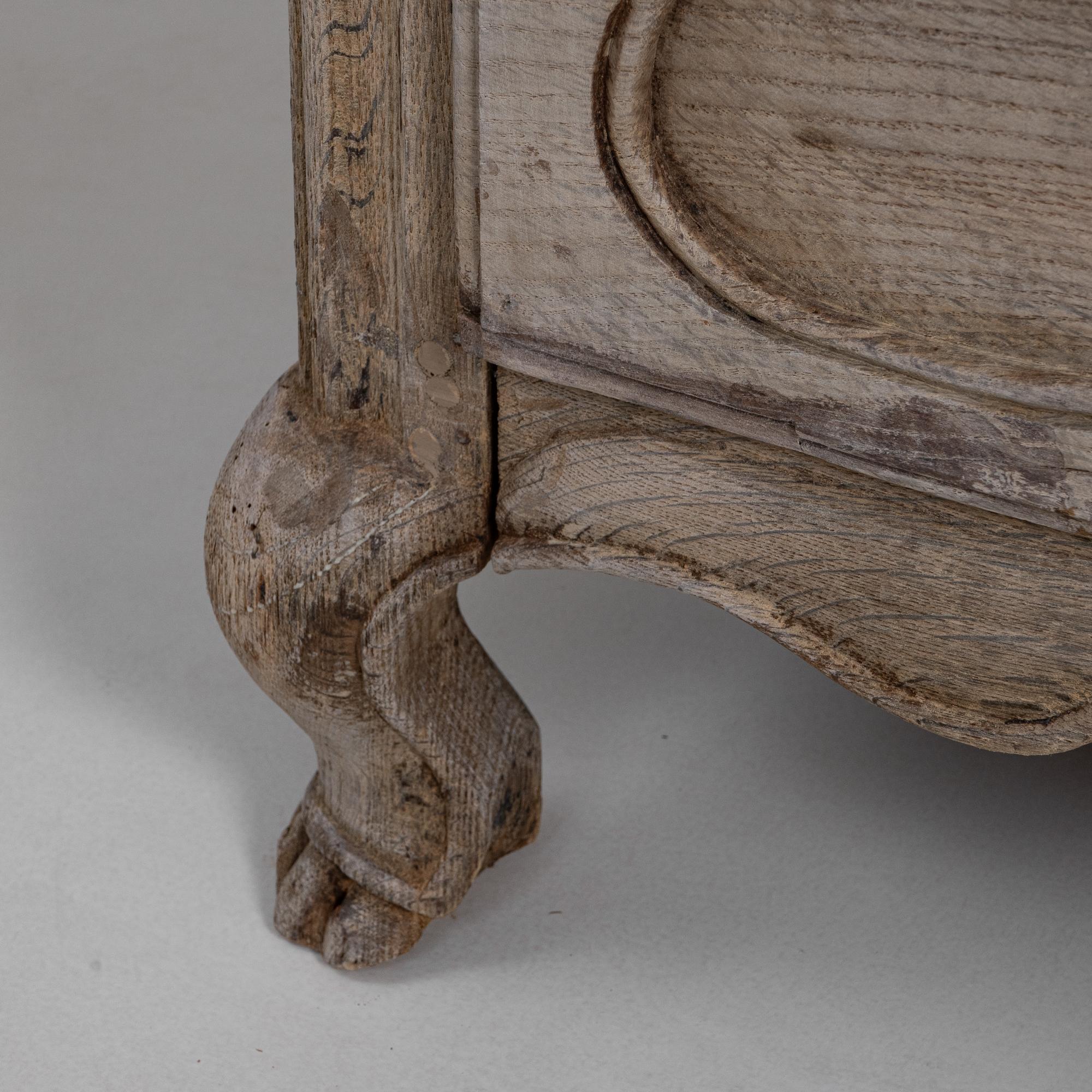 1830s French Louis XV Oak Chest of Drawers en vente 3